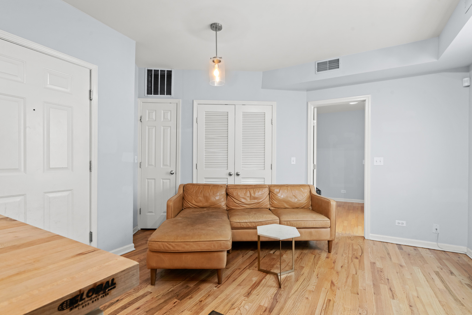 1636 W Melrose Street Unit: 205