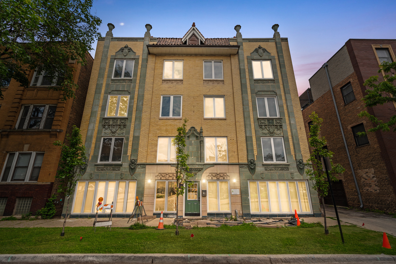 1636 W Melrose Street Unit: 205