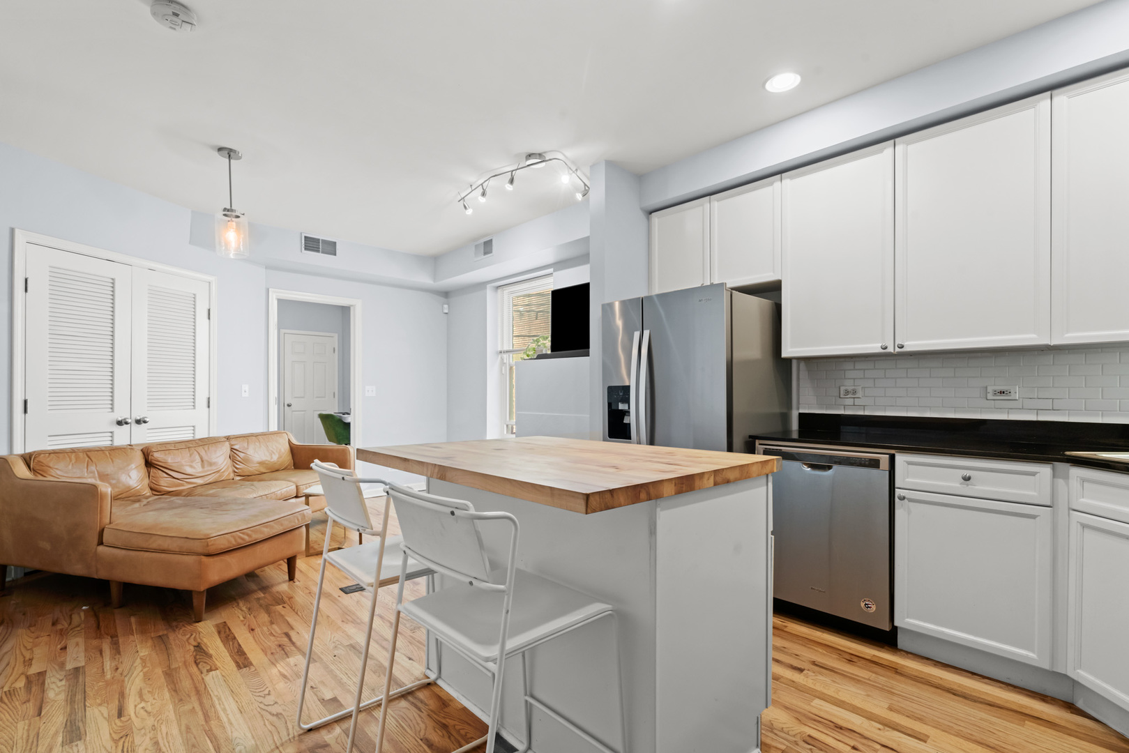 1636 W Melrose Street Unit: 205