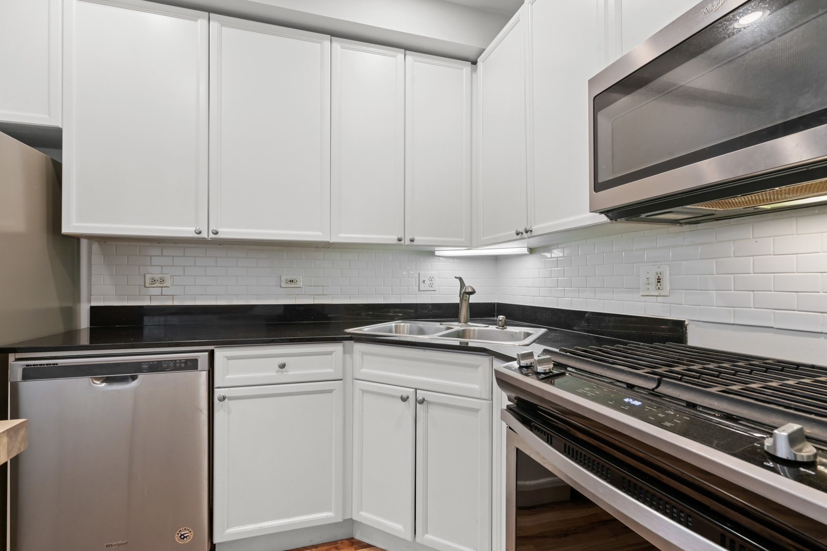 1636 W Melrose Street Unit: 205