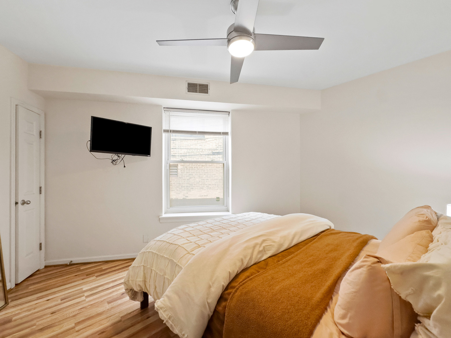 1636 W Melrose Street Unit: 205