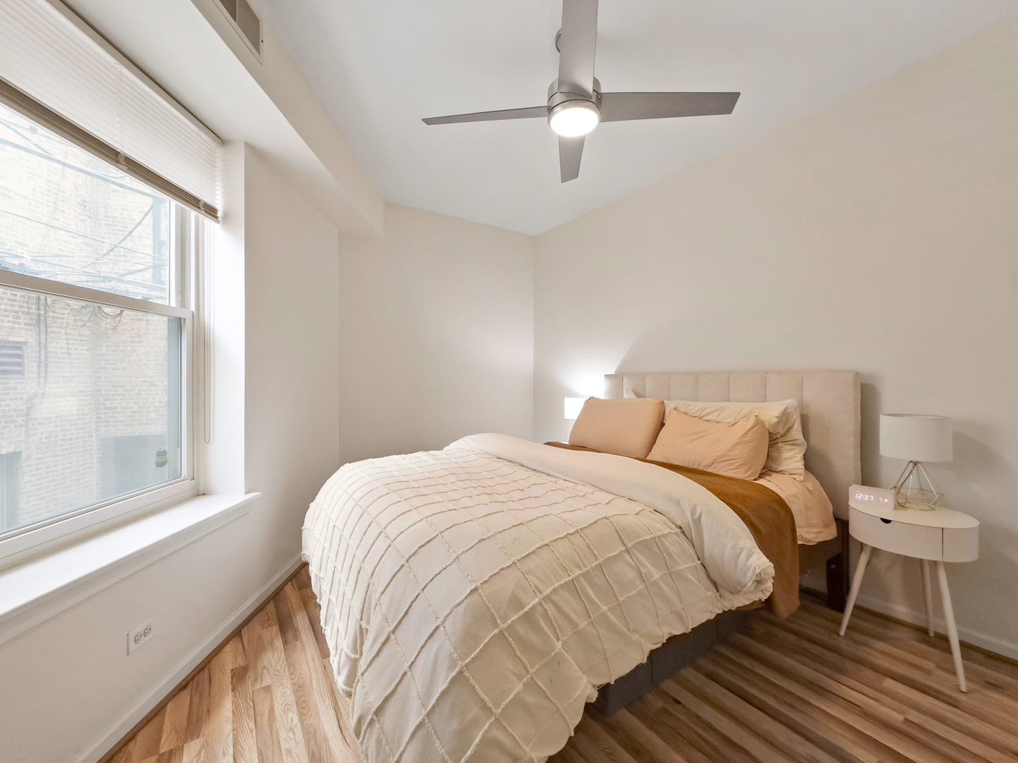 1636 W Melrose Street Unit: 205