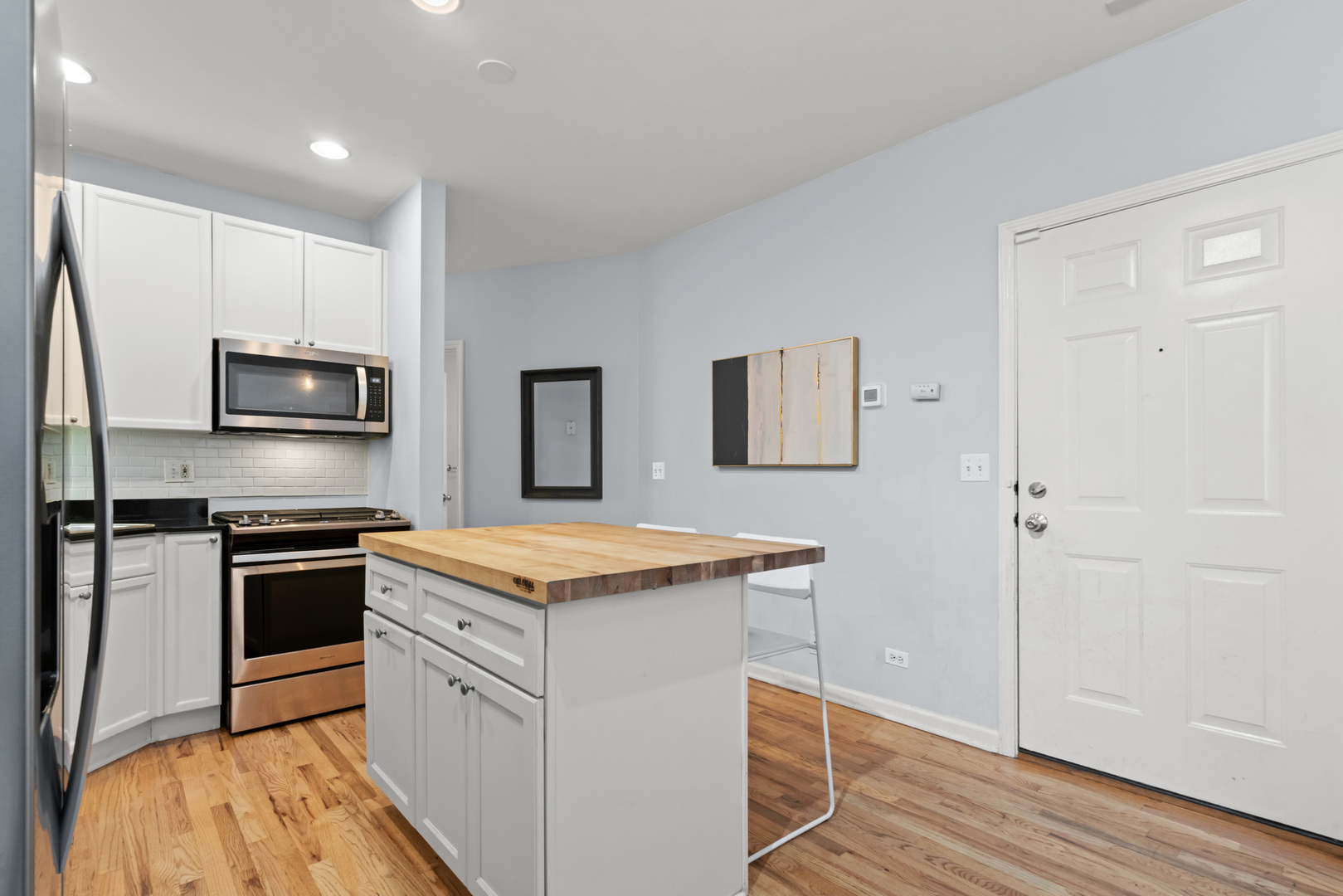 1636 W Melrose Street Unit: 205