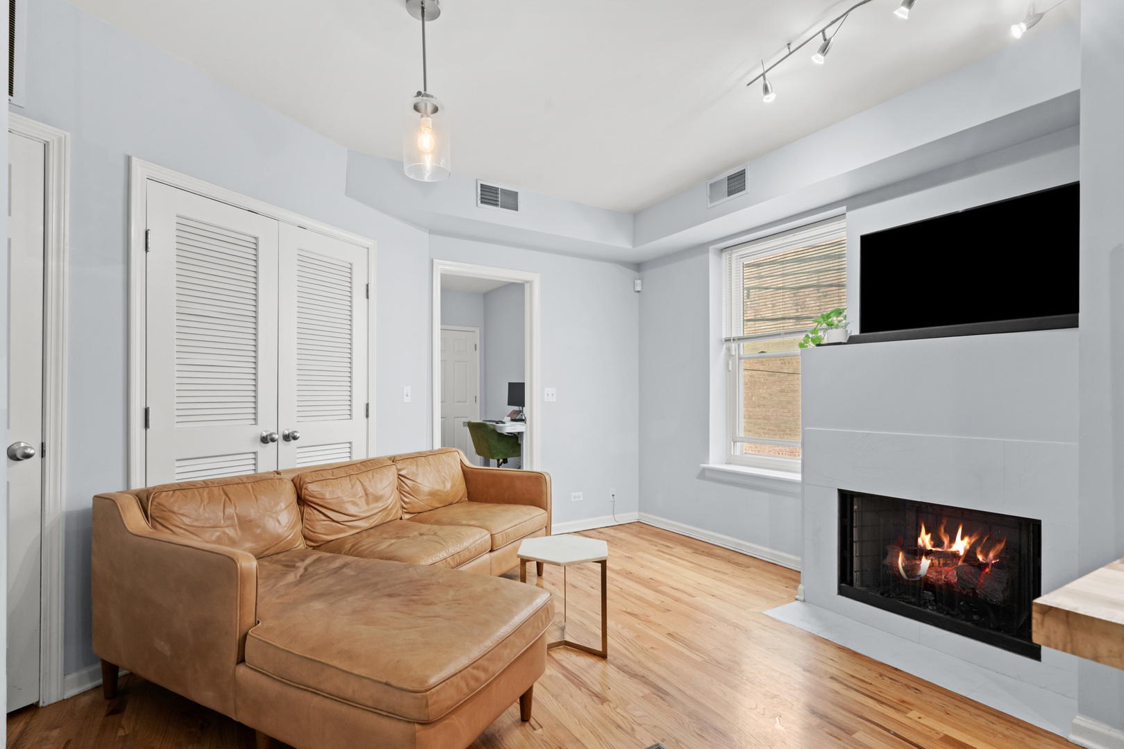 1636 W Melrose Street Unit: 205