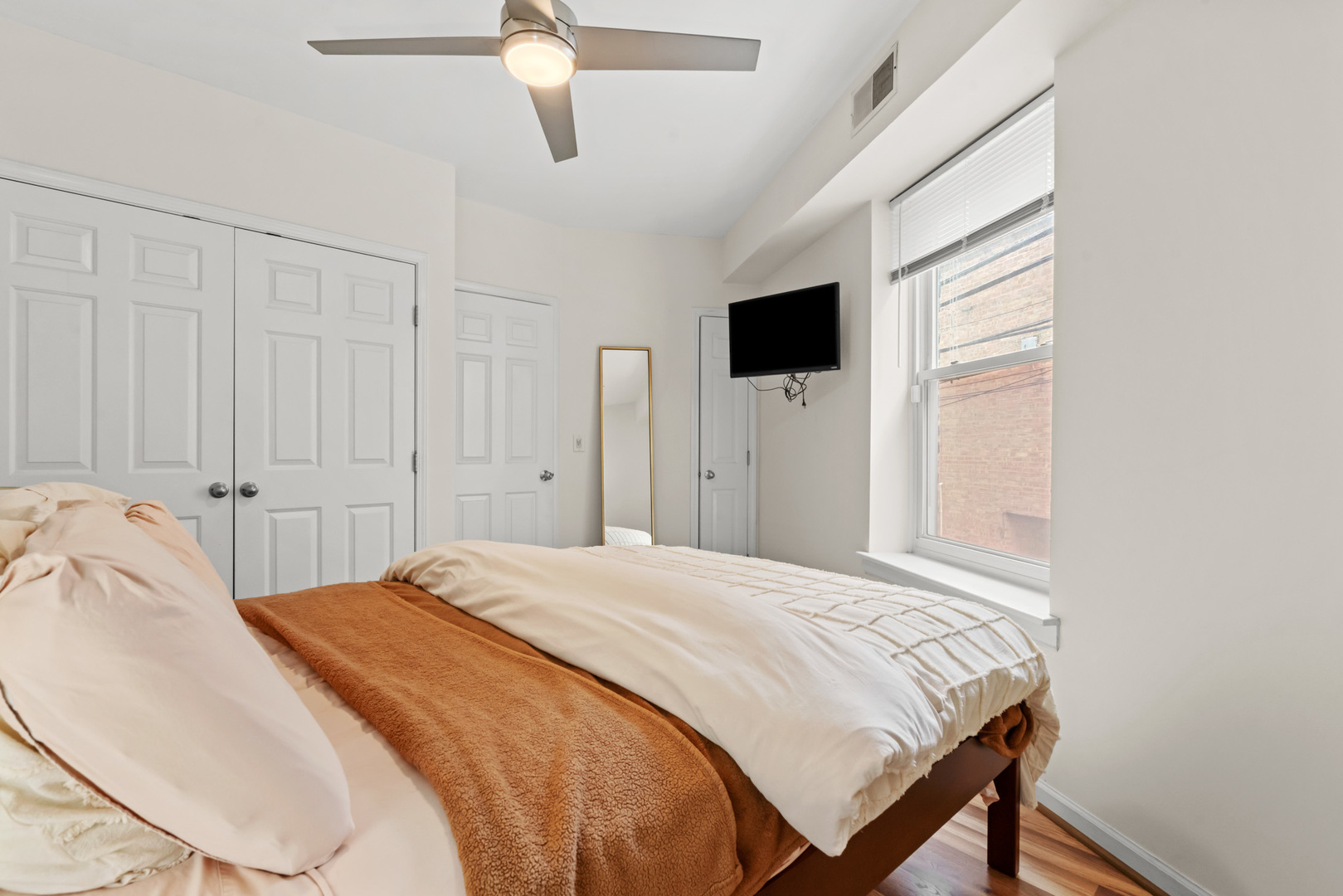 1636 W Melrose Street Unit: 205