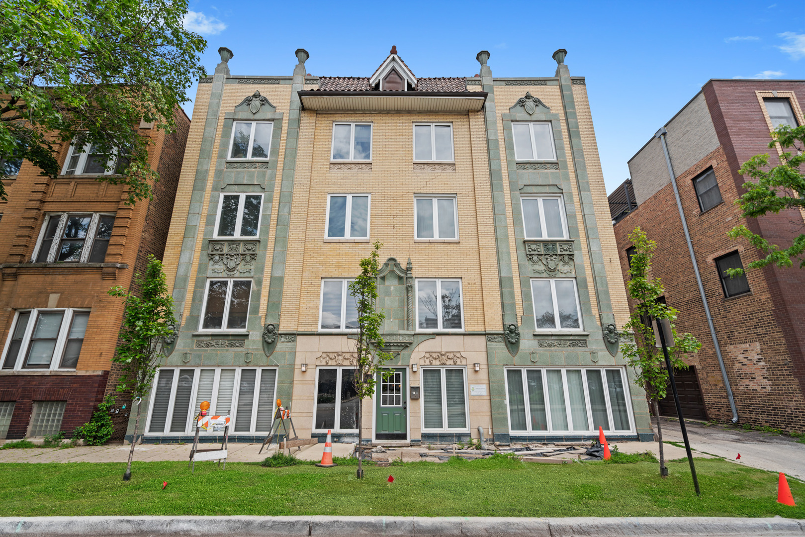 1636 W Melrose Street Unit: 205