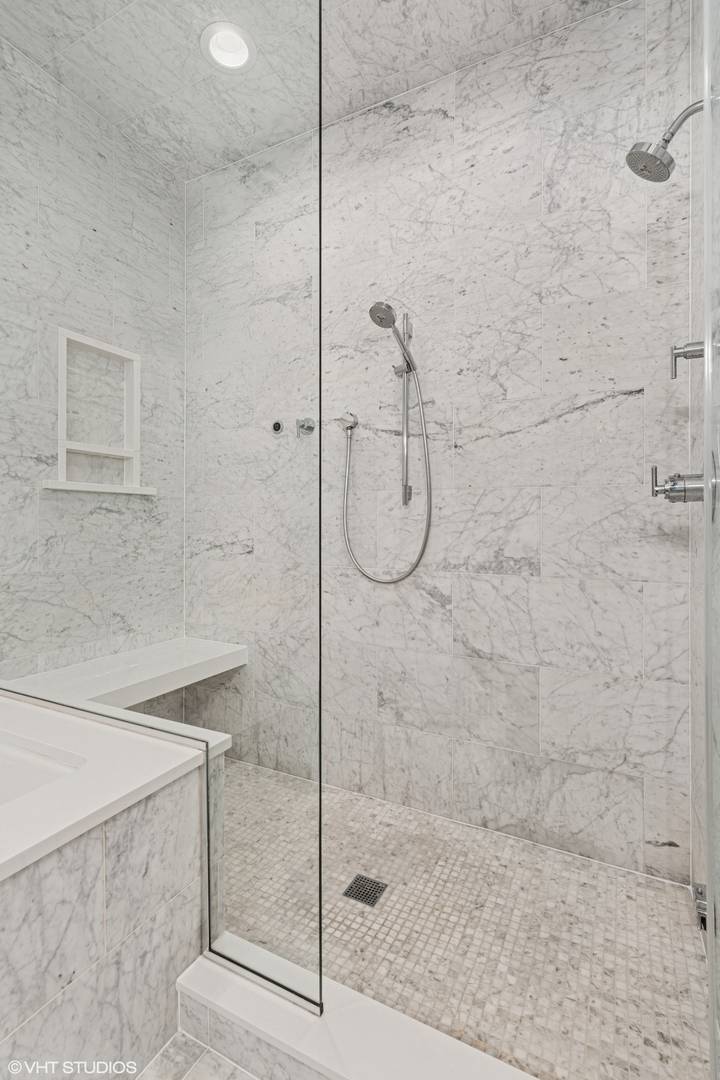 843 W Buckingham Place Unit: 1W