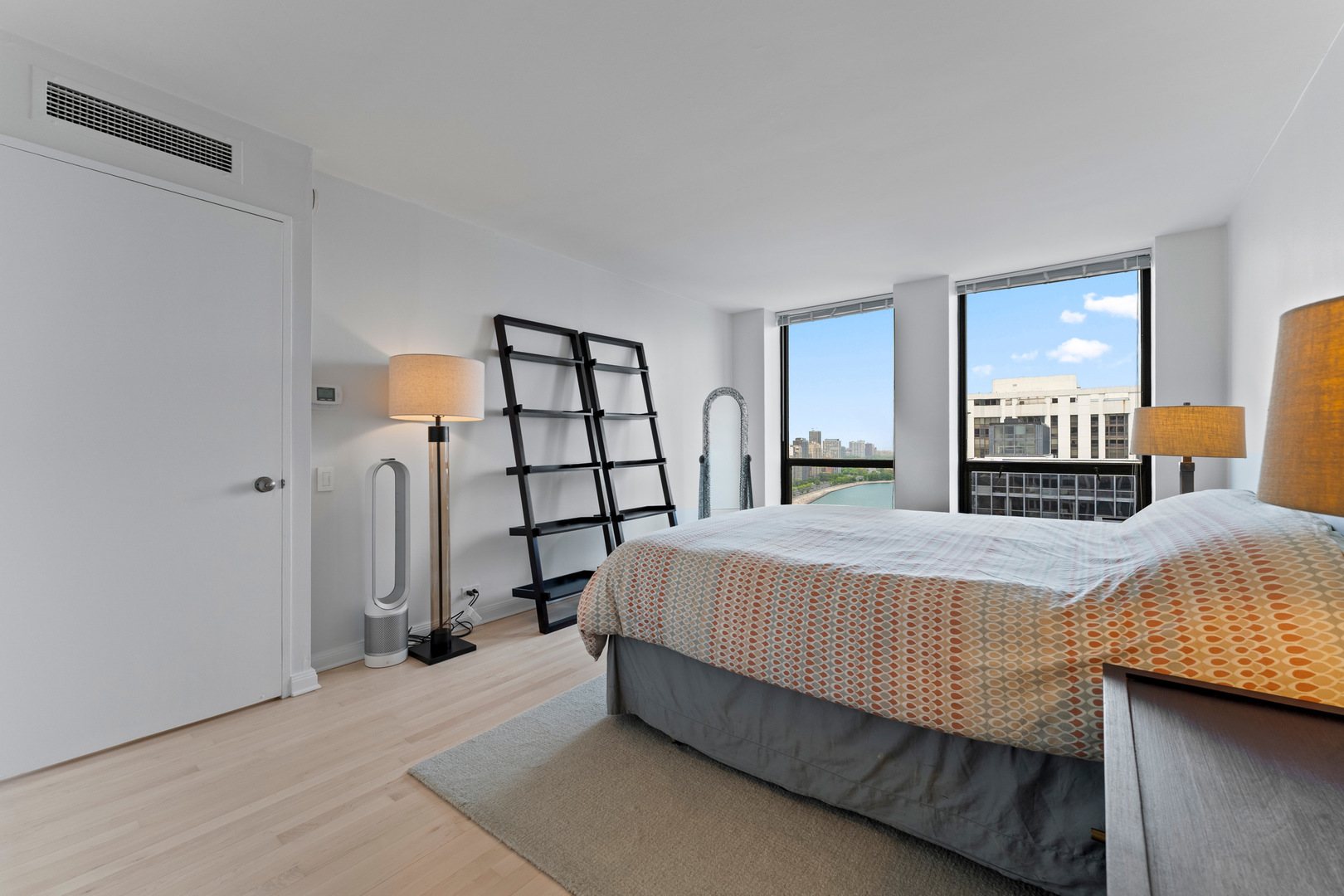 260 E Chestnut Street Unit: 3202