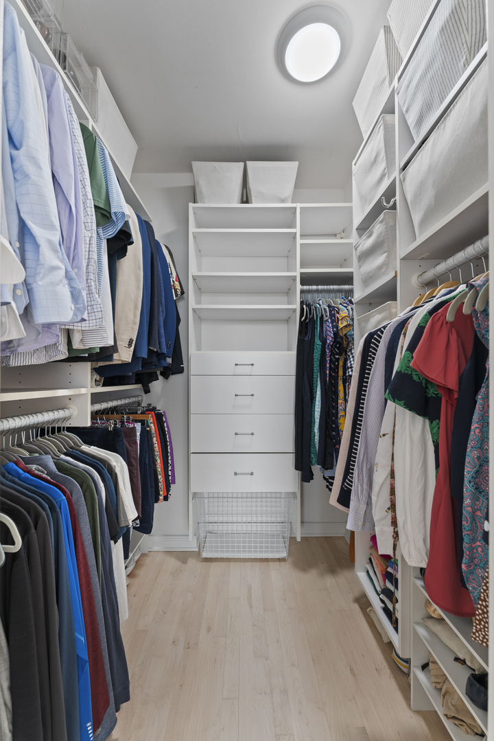 260 E Chestnut Street Unit: 3202