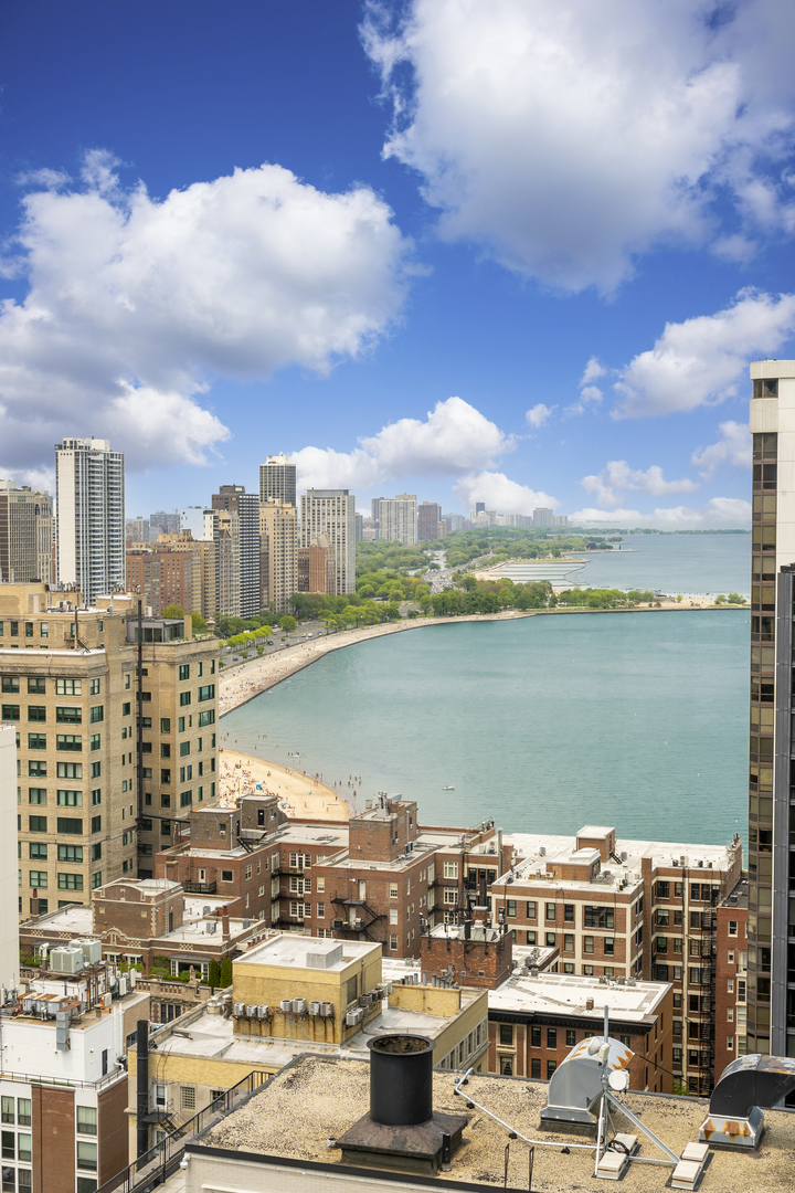 260 E Chestnut Street Unit: 3202