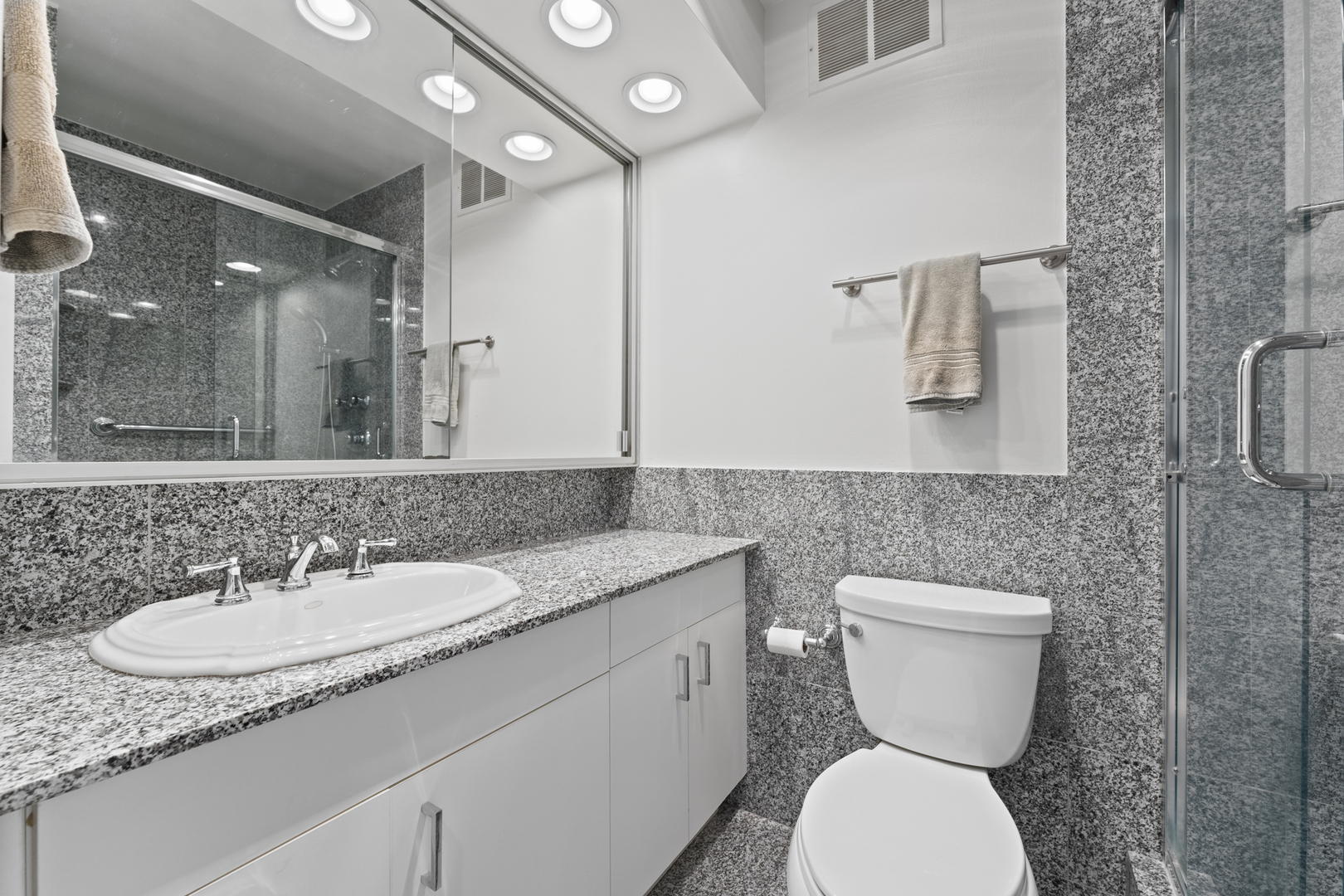 260 E Chestnut Street Unit: 3202