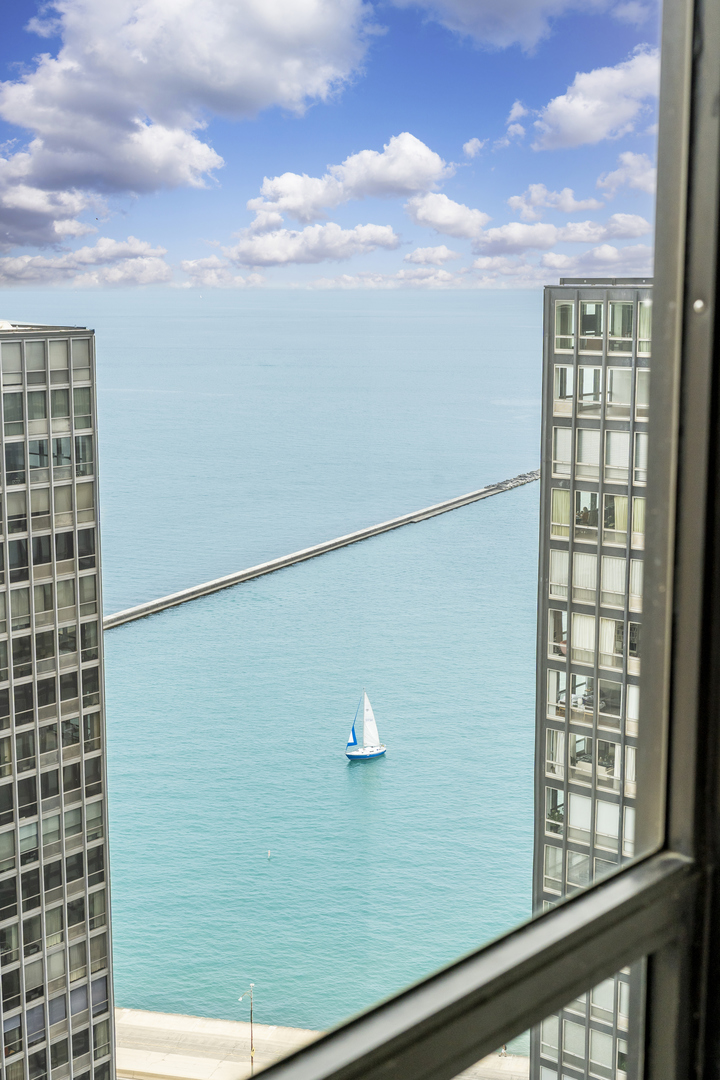 260 E Chestnut Street Unit: 3202