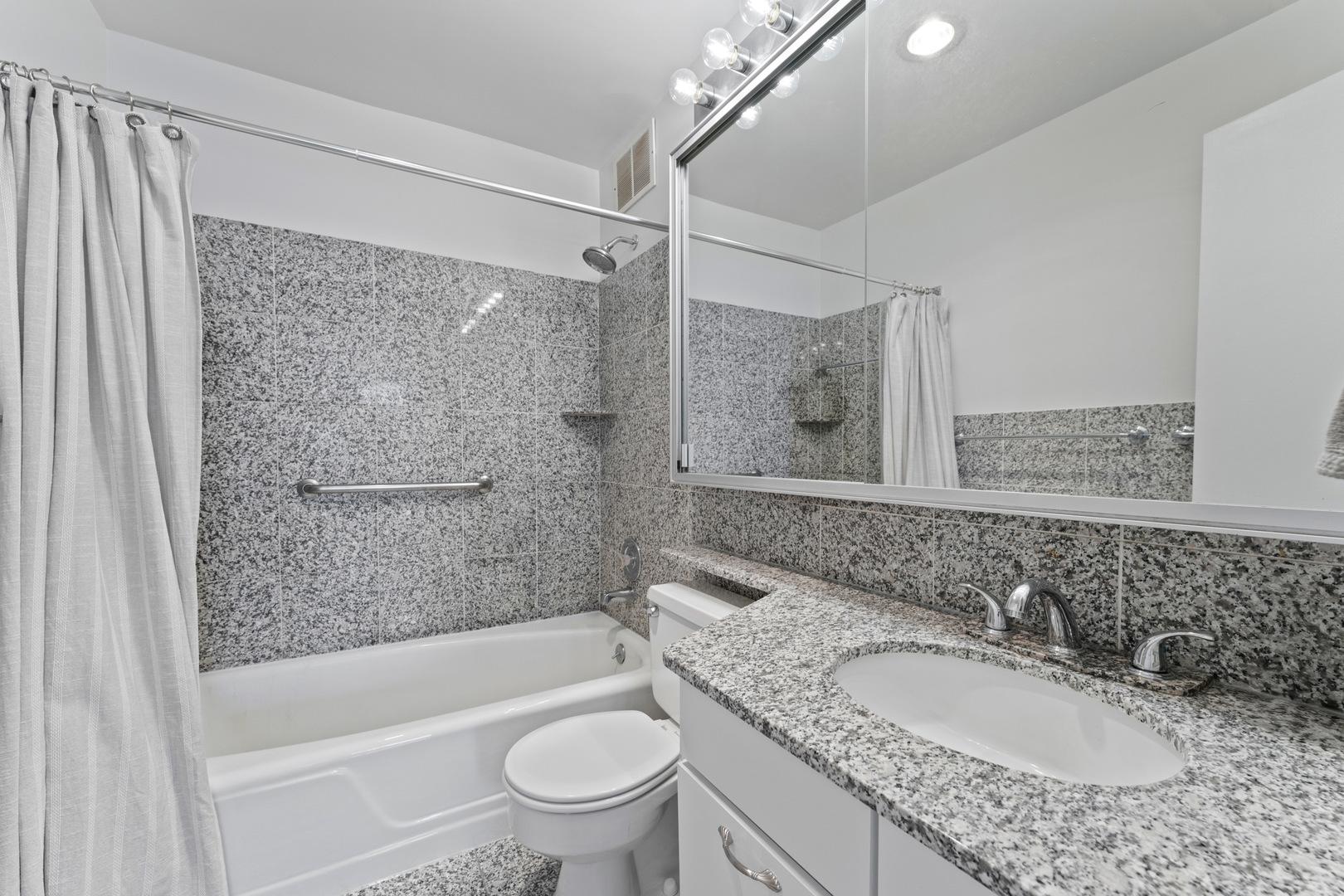 260 E Chestnut Street Unit: 3202