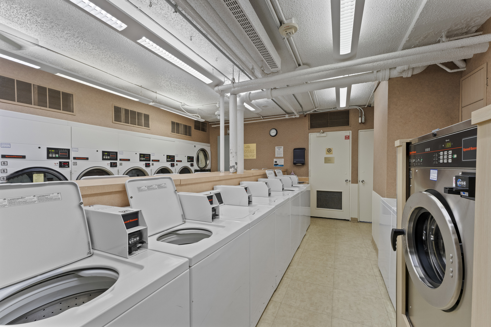 260 E Chestnut Street Unit: 3202