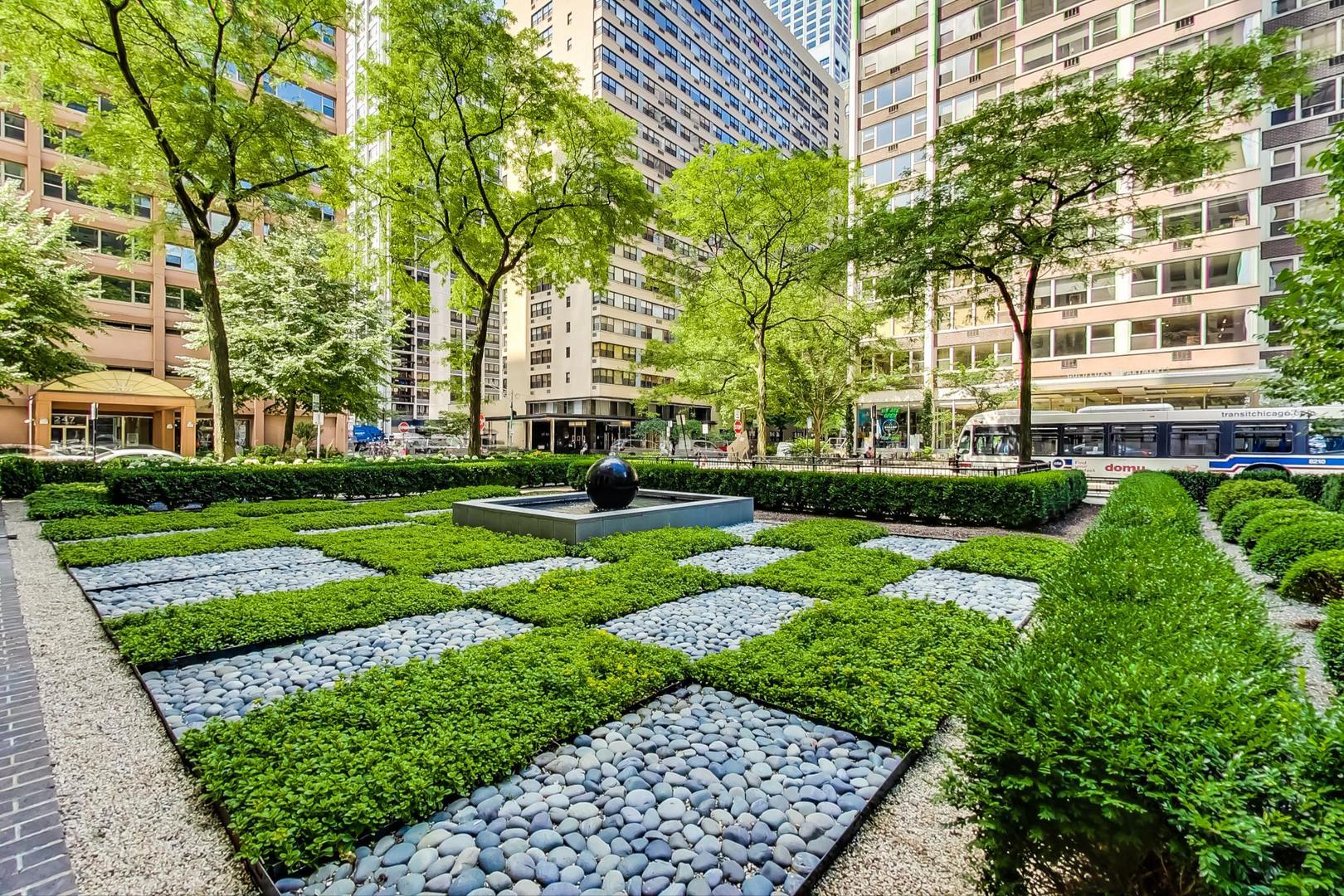 260 E Chestnut Street Unit: 3202