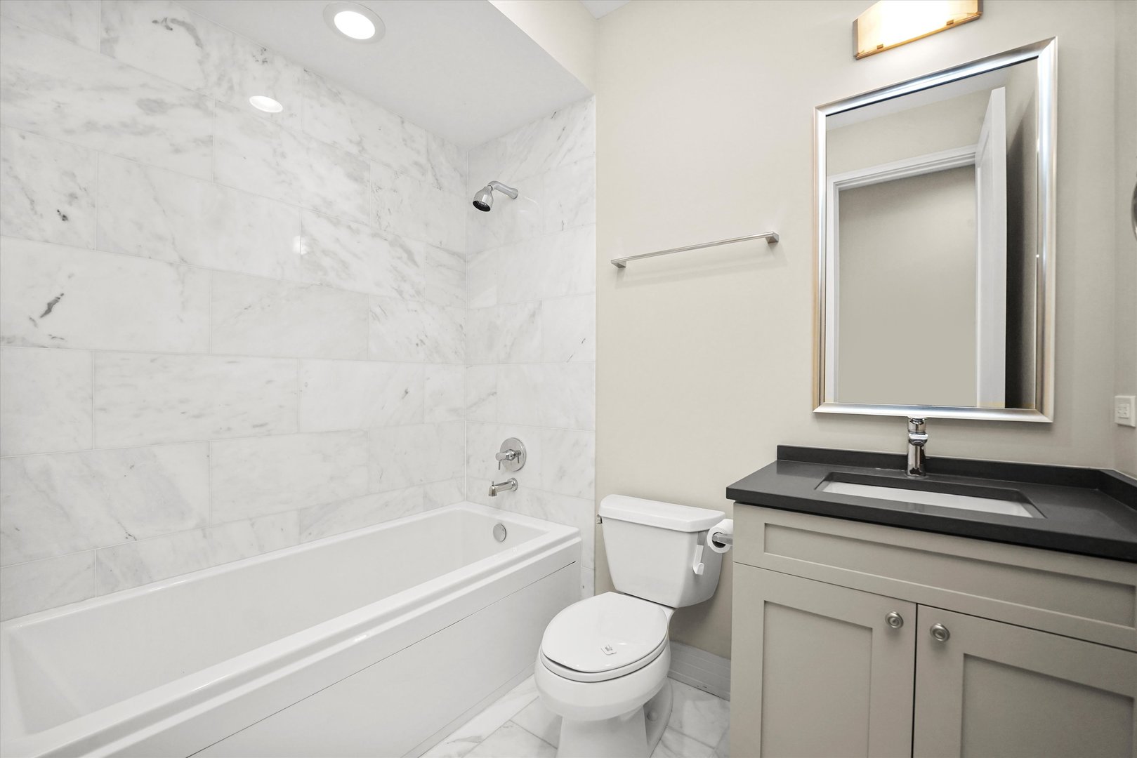 2755 N Lakewood Avenue Unit: 1N
