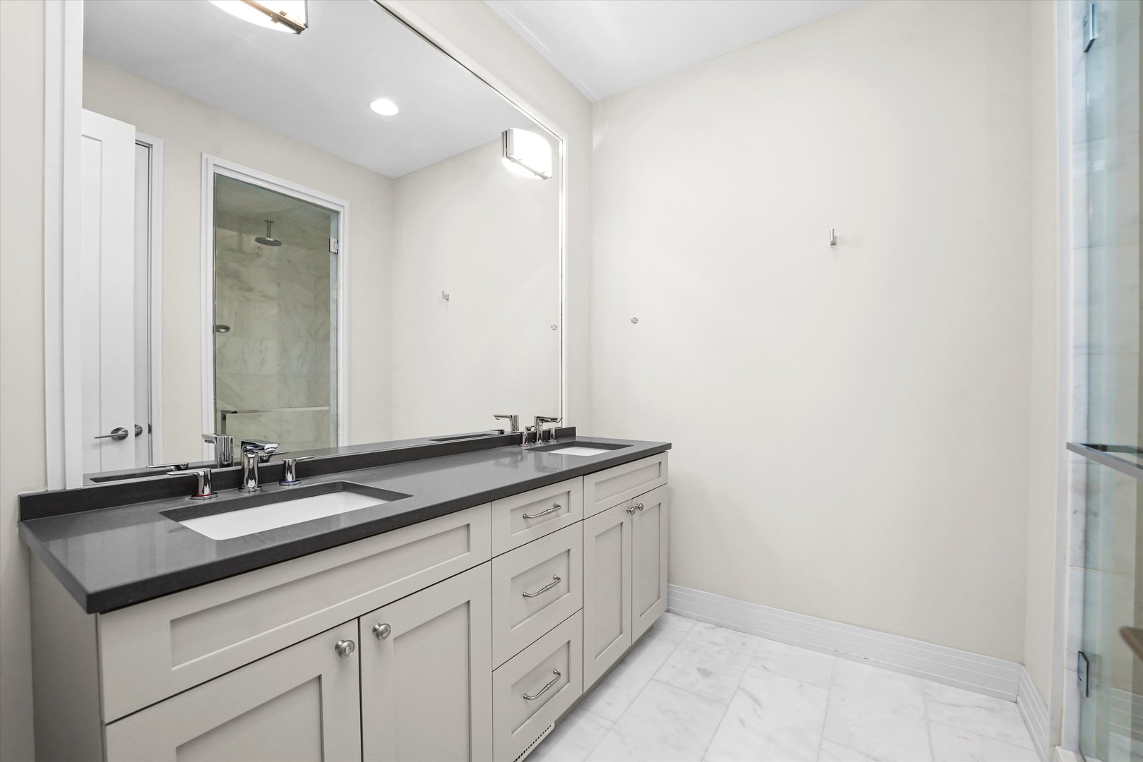 2755 N Lakewood Avenue Unit: 1N
