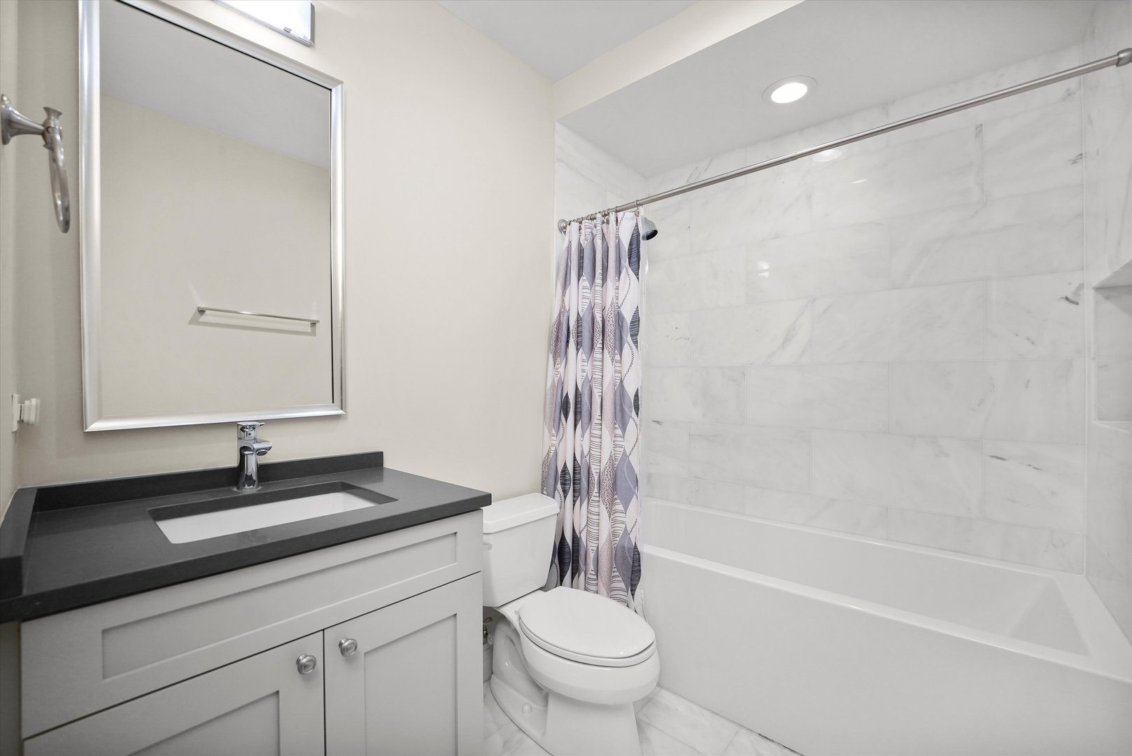 2755 N Lakewood Avenue Unit: 1N