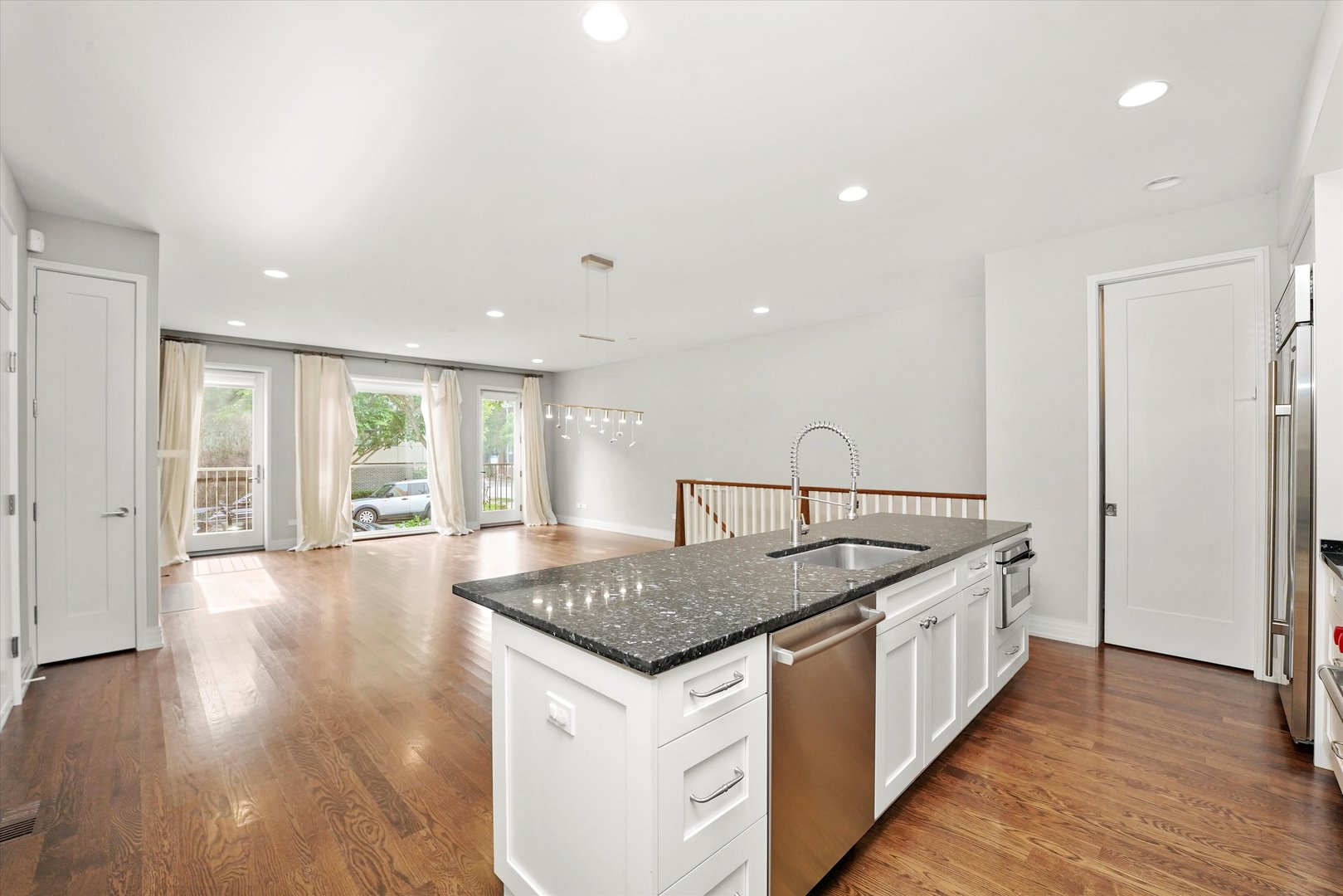 2755 N Lakewood Avenue Unit: 1N