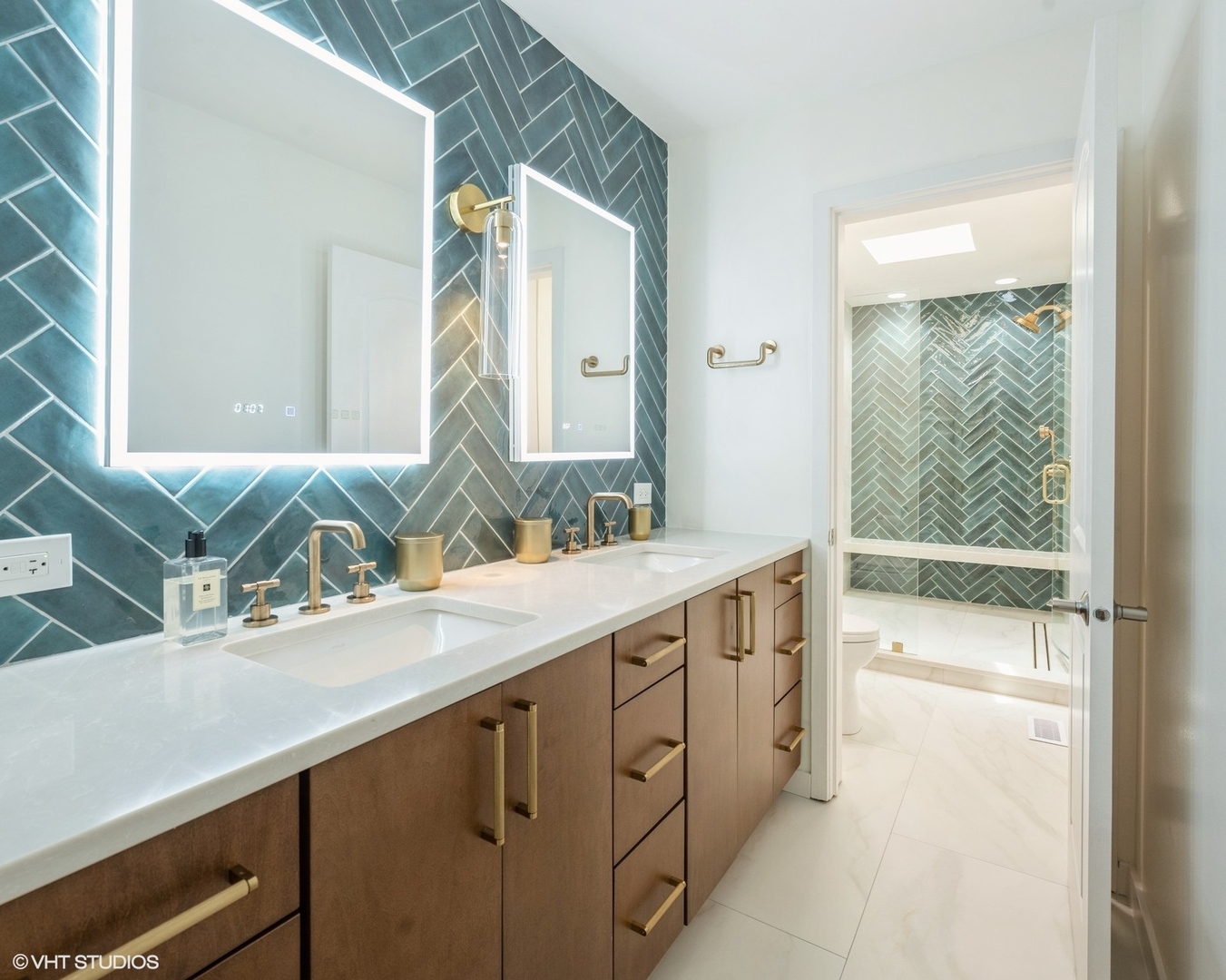 1616 N MOHAWK Street