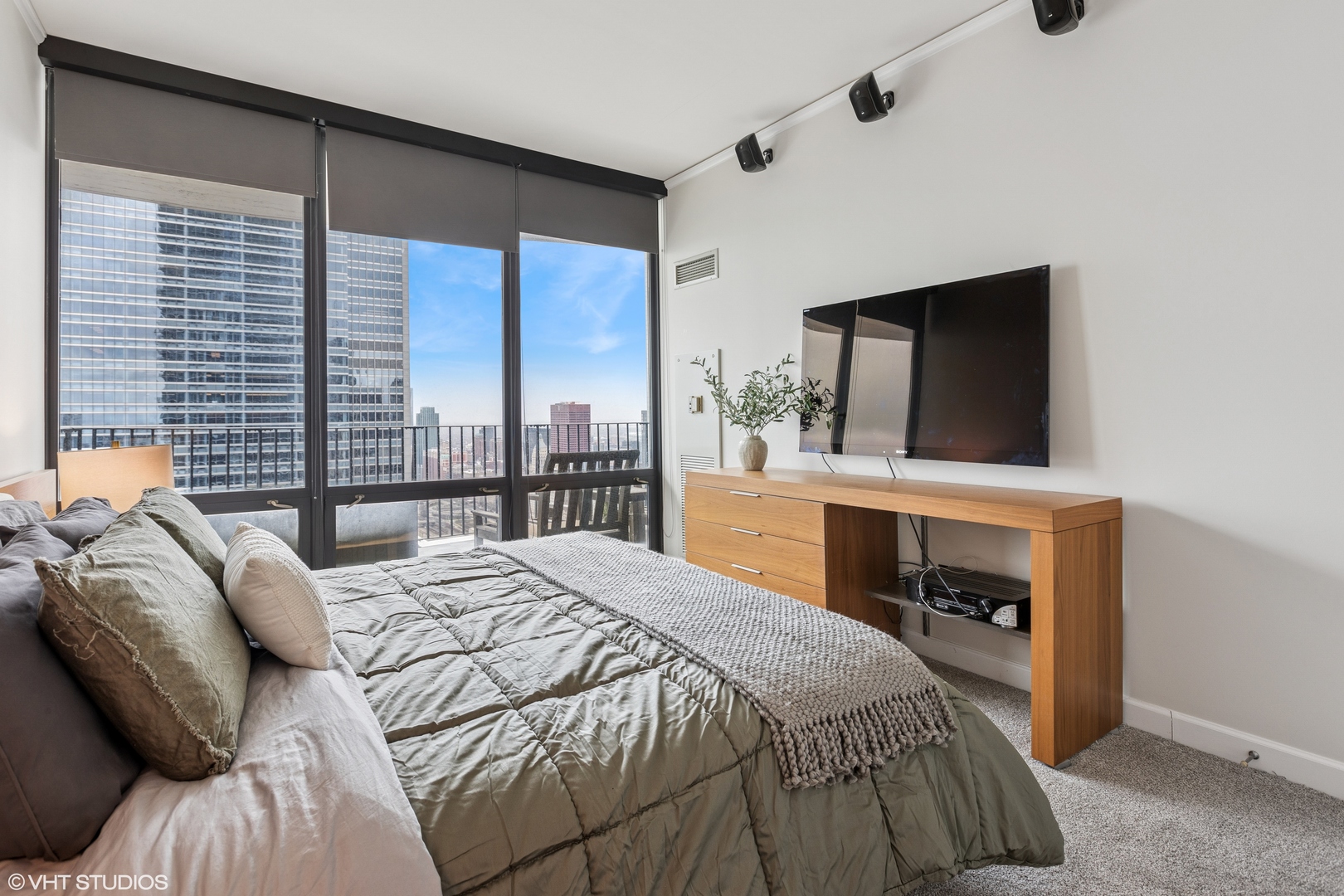 225 N Columbus Drive Unit: 5512