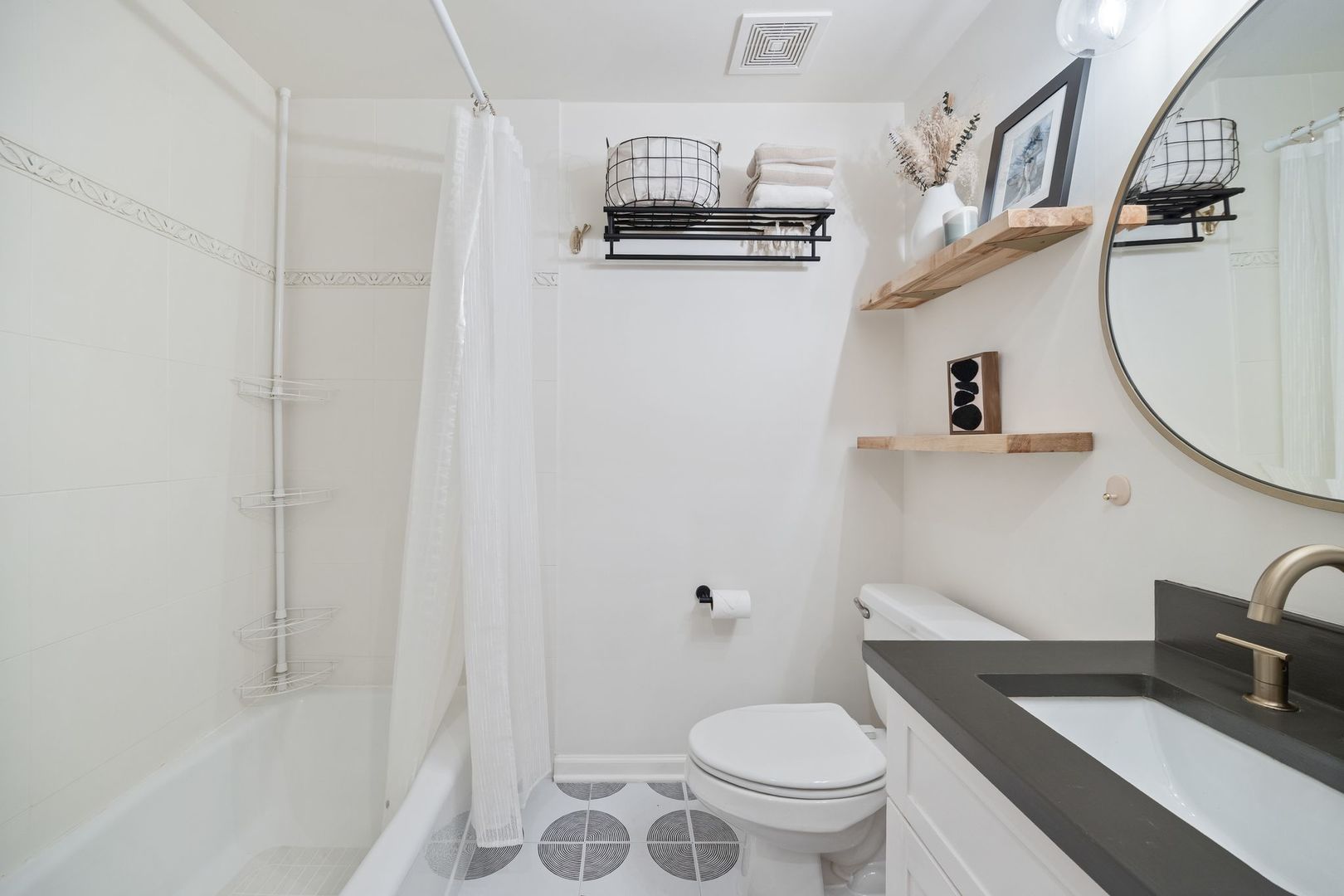 1443 N Mohawk Street Unit: 1