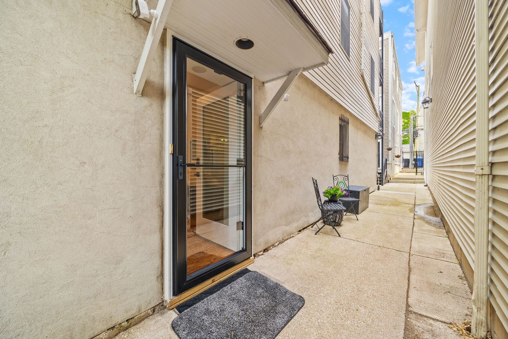 1443 N Mohawk Street Unit: 1