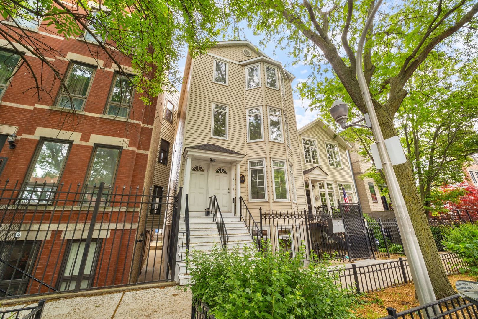 1443 N Mohawk Street Unit: 1