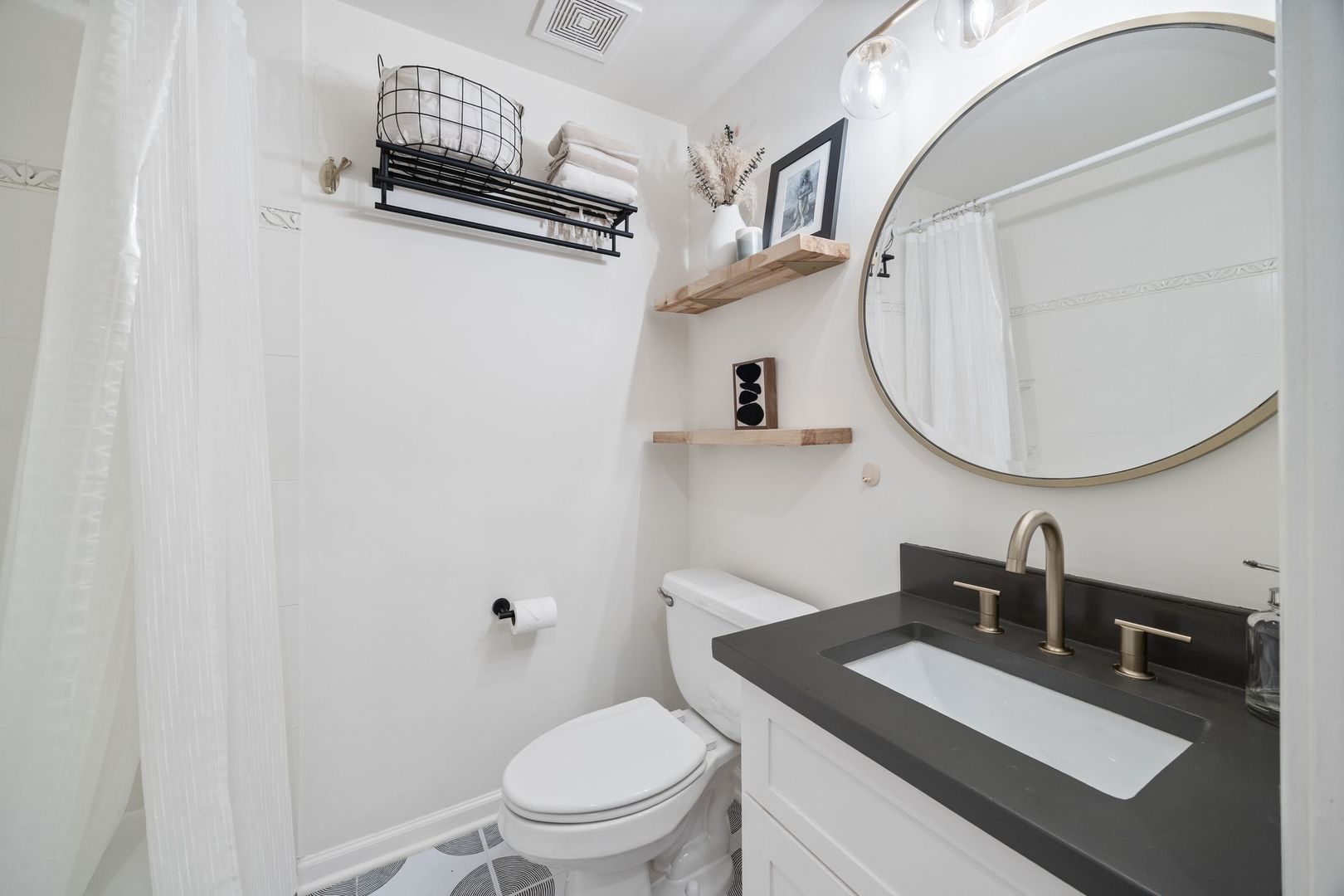 1443 N Mohawk Street Unit: 1