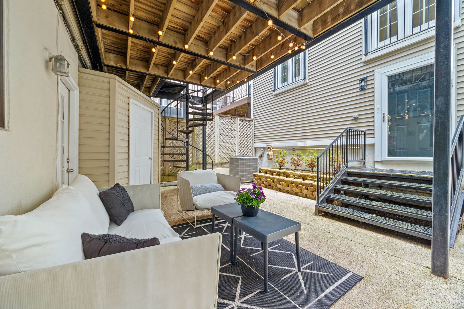 1443 N Mohawk Street Unit: 1