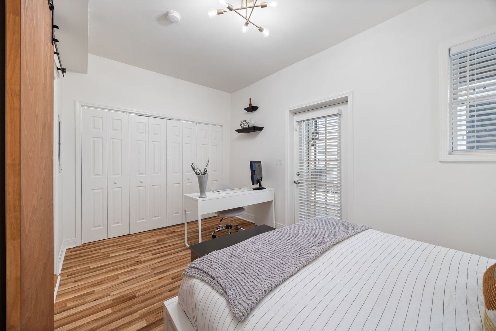 1443 N Mohawk Street Unit: 1