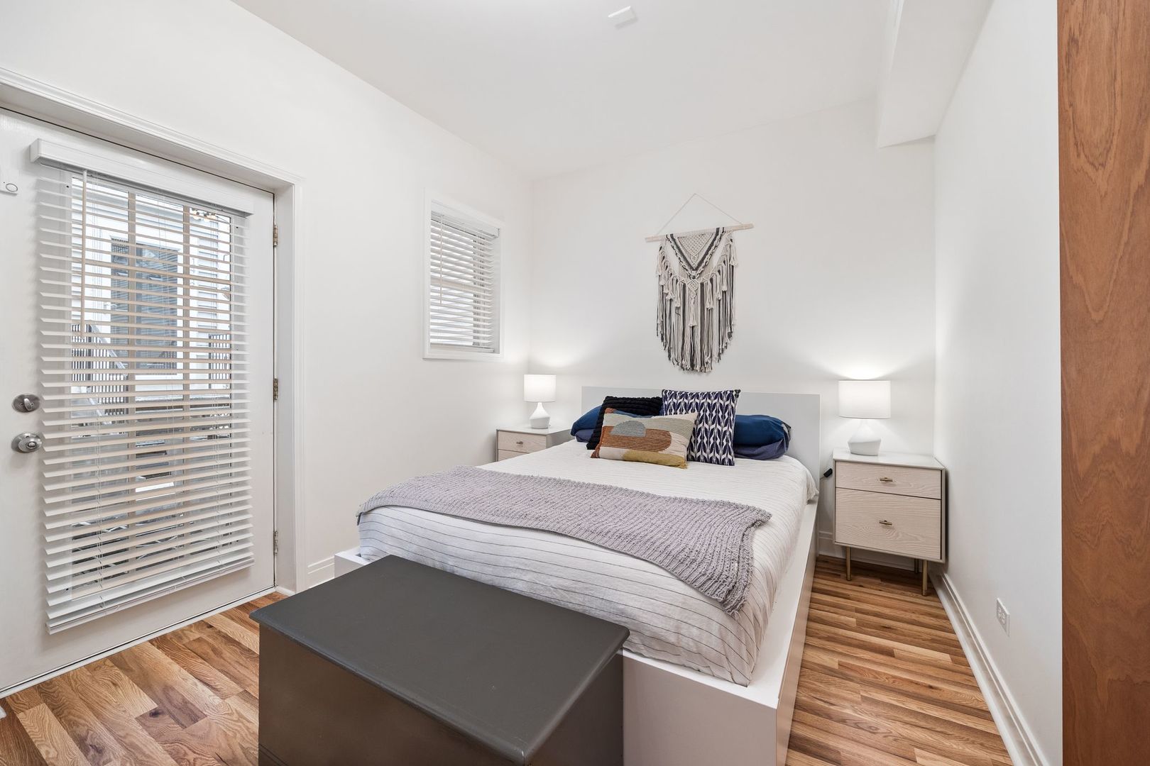 1443 N Mohawk Street Unit: 1