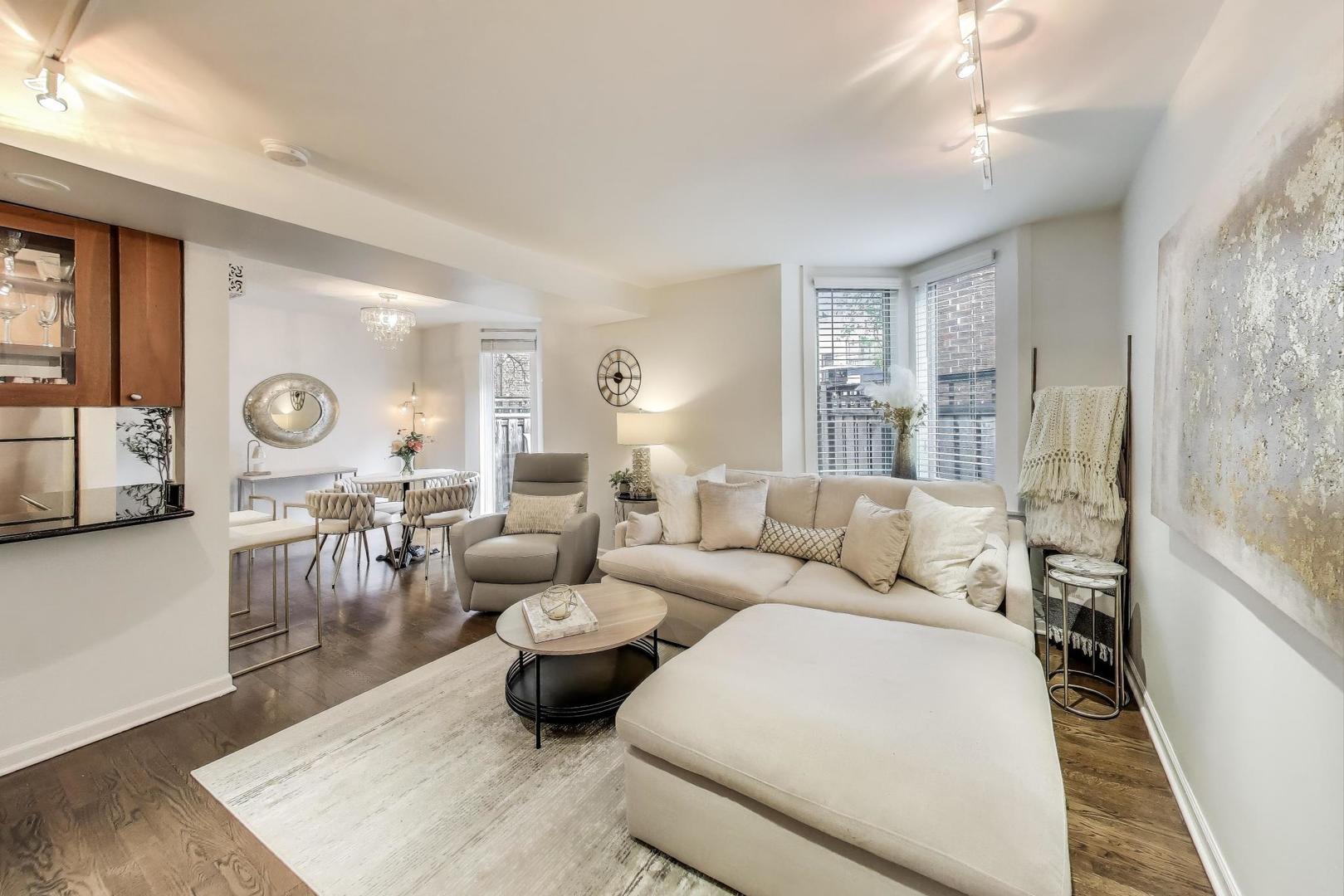 2067 N Larrabee Street