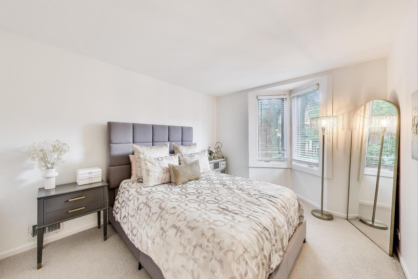 2067 N Larrabee Street