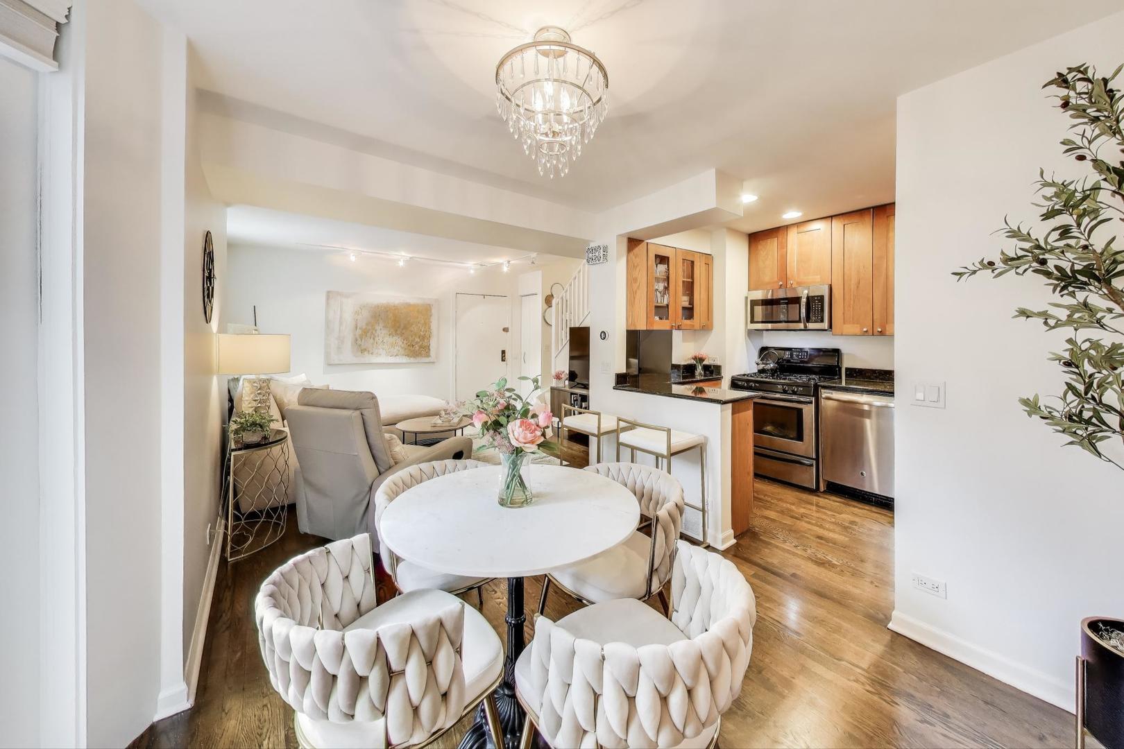 2067 N Larrabee Street