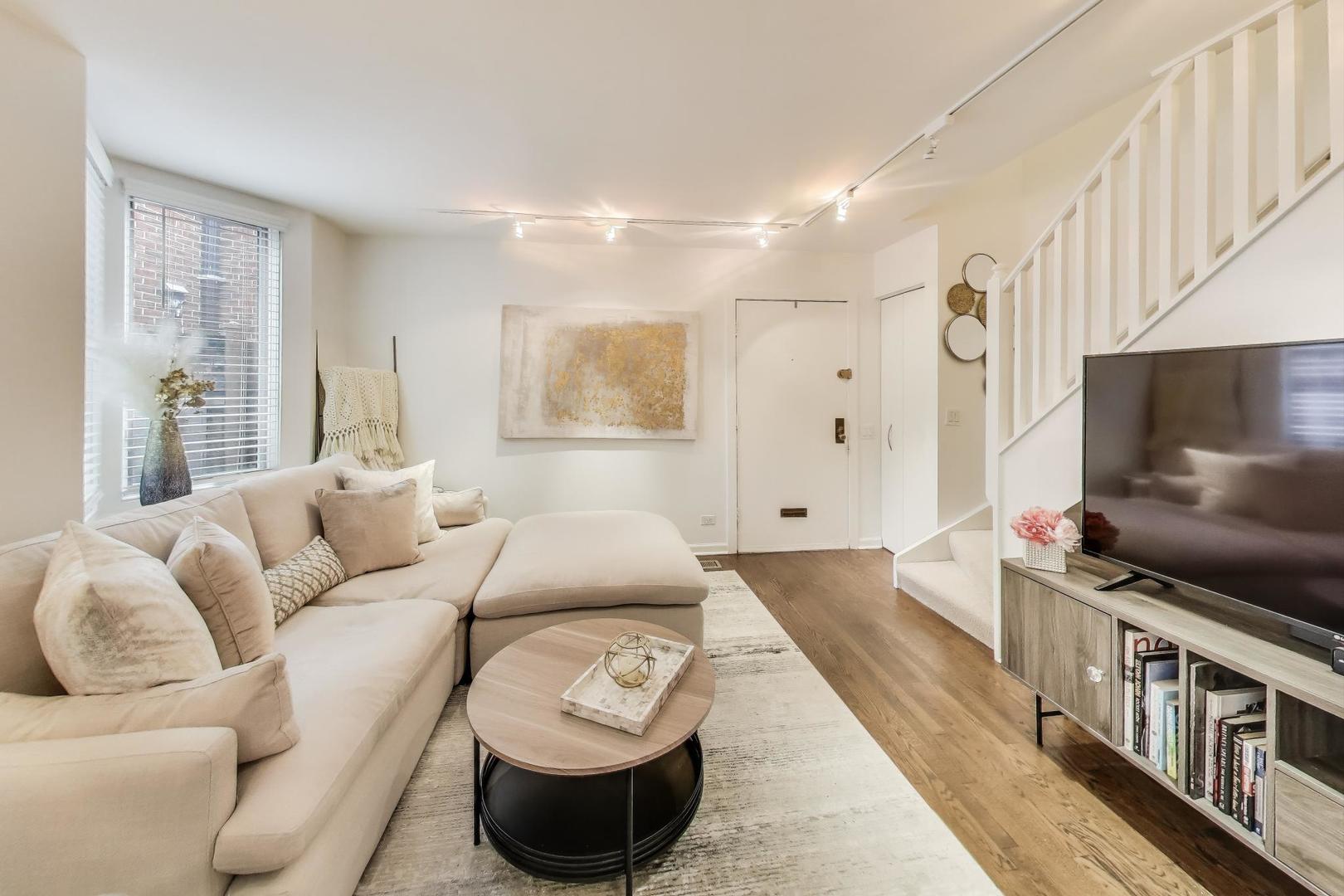 2067 N Larrabee Street