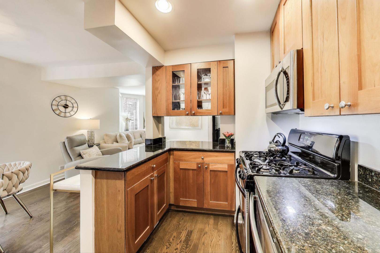 2067 N Larrabee Street