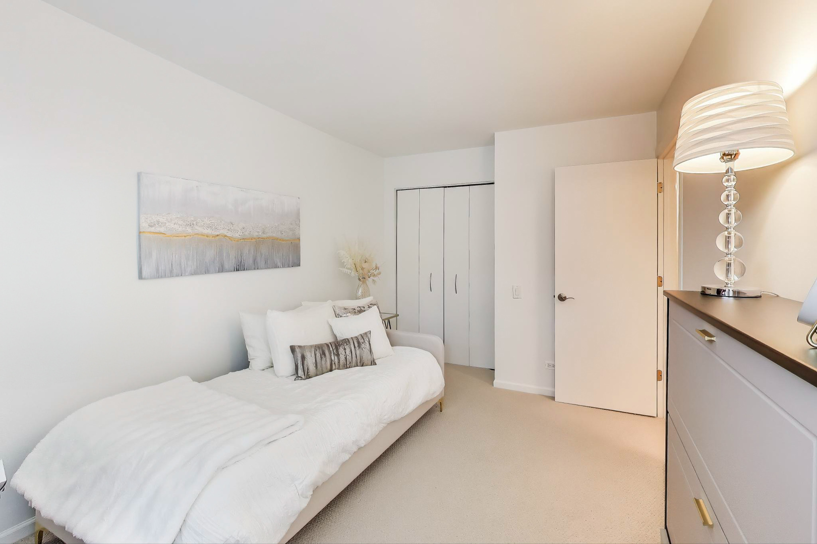 2067 N Larrabee Street