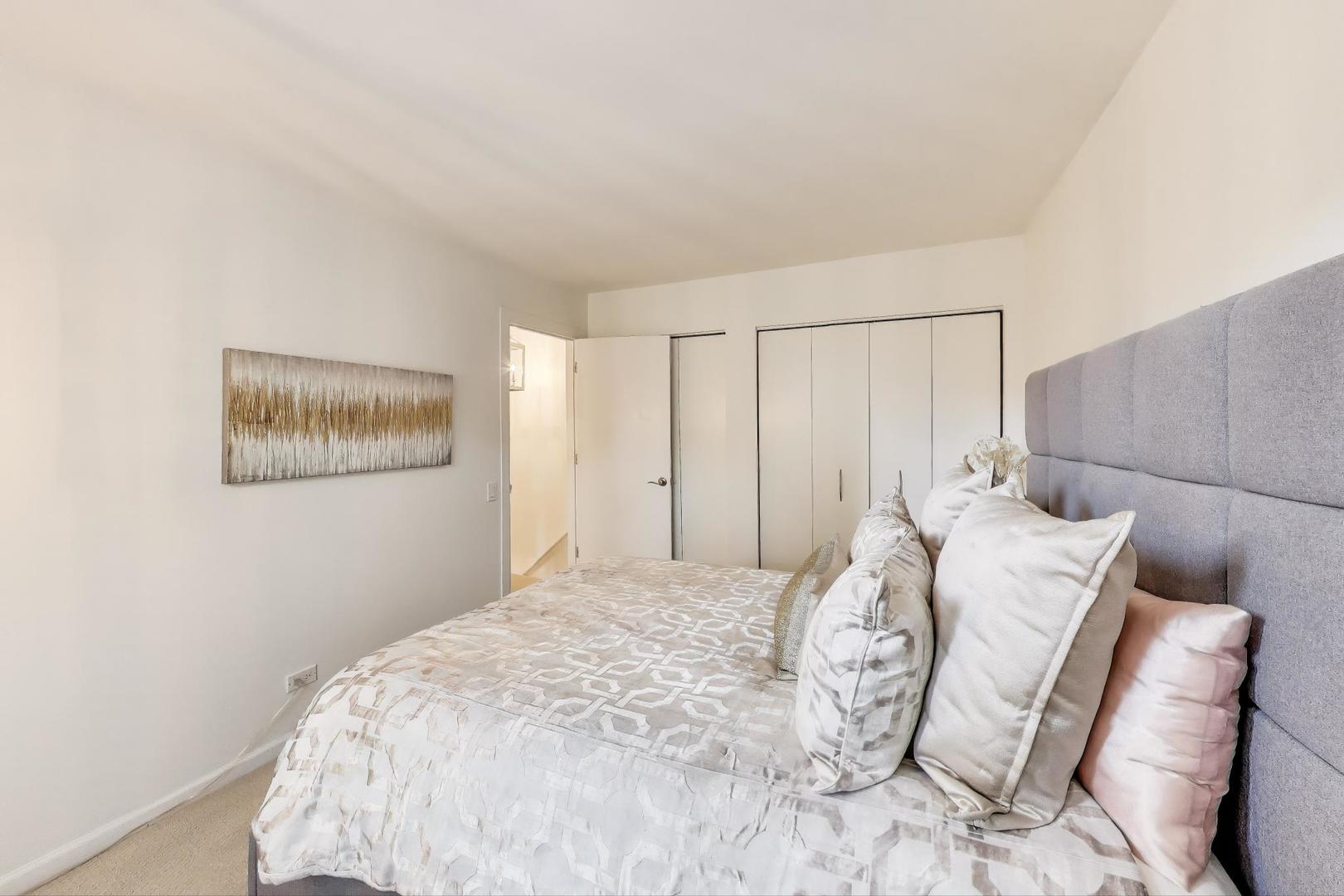 2067 N Larrabee Street