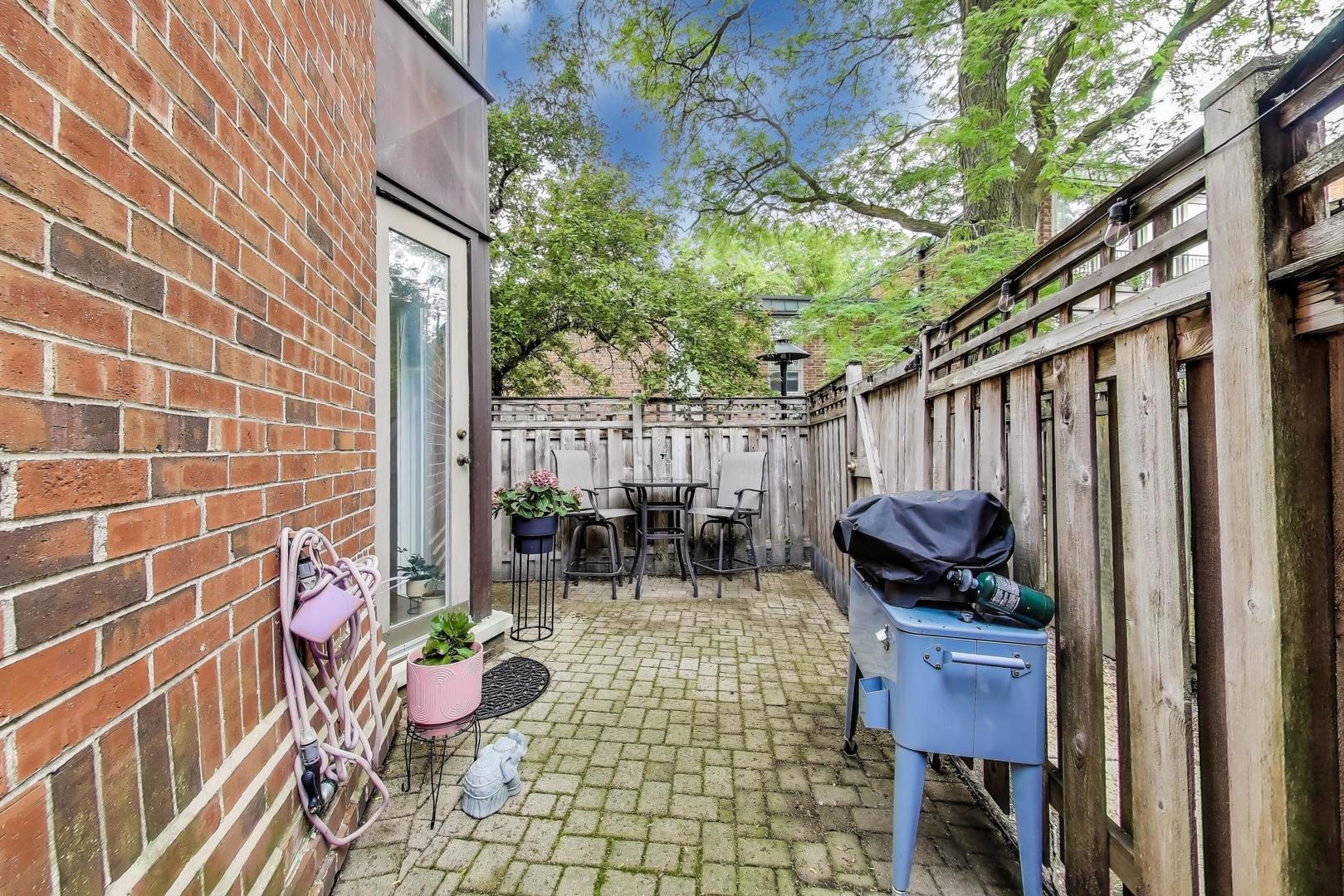 2067 N Larrabee Street