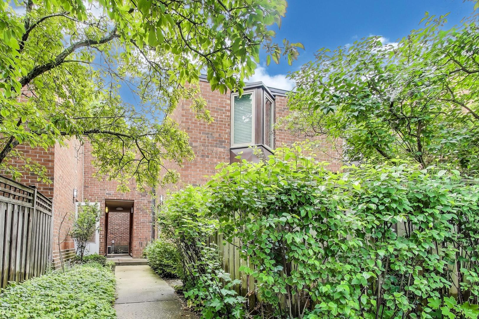 2067 N Larrabee Street