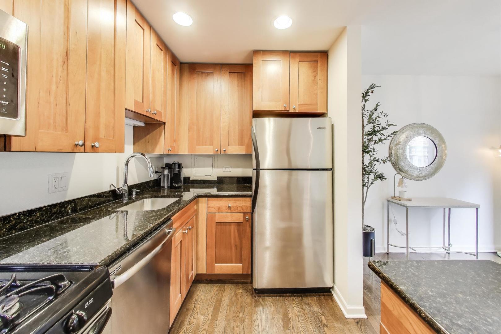 2067 N Larrabee Street