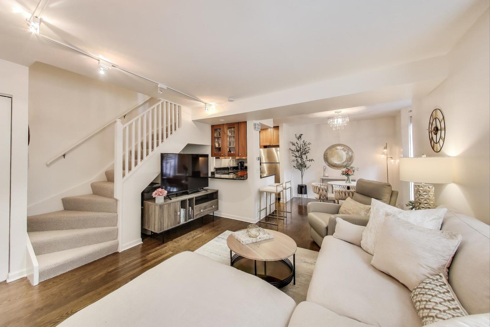 2067 N Larrabee Street