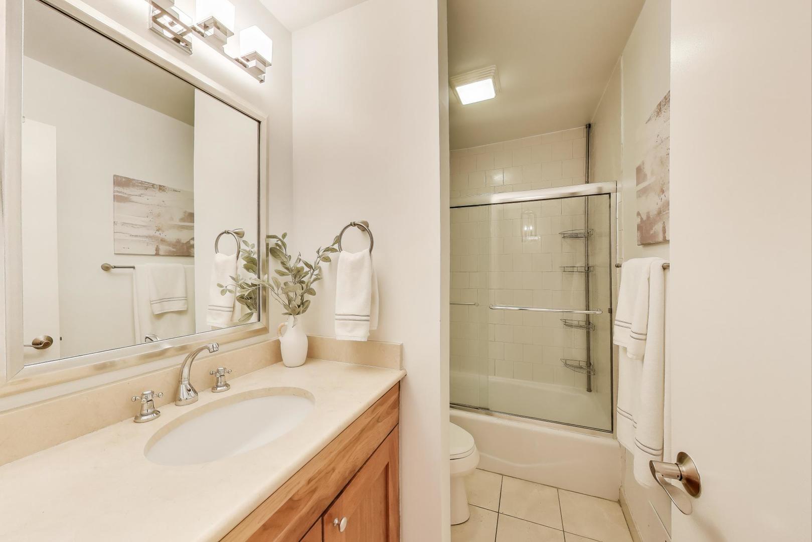 2067 N Larrabee Street