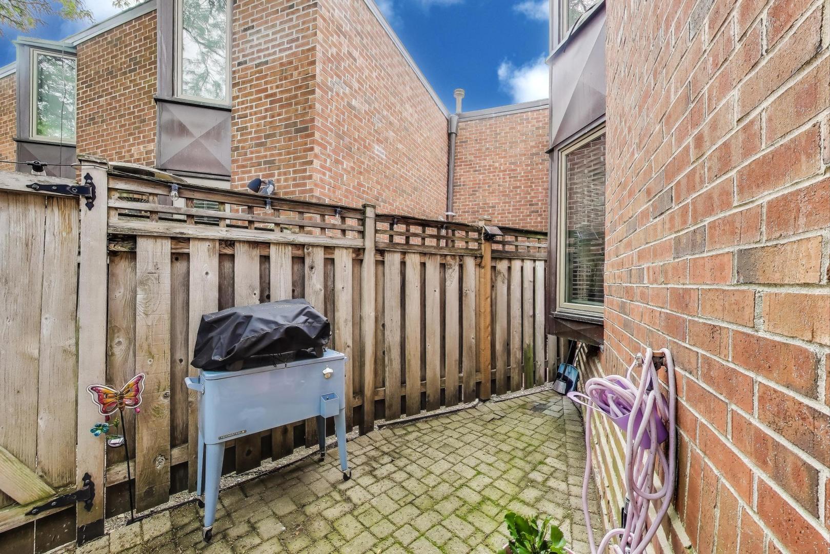 2067 N Larrabee Street