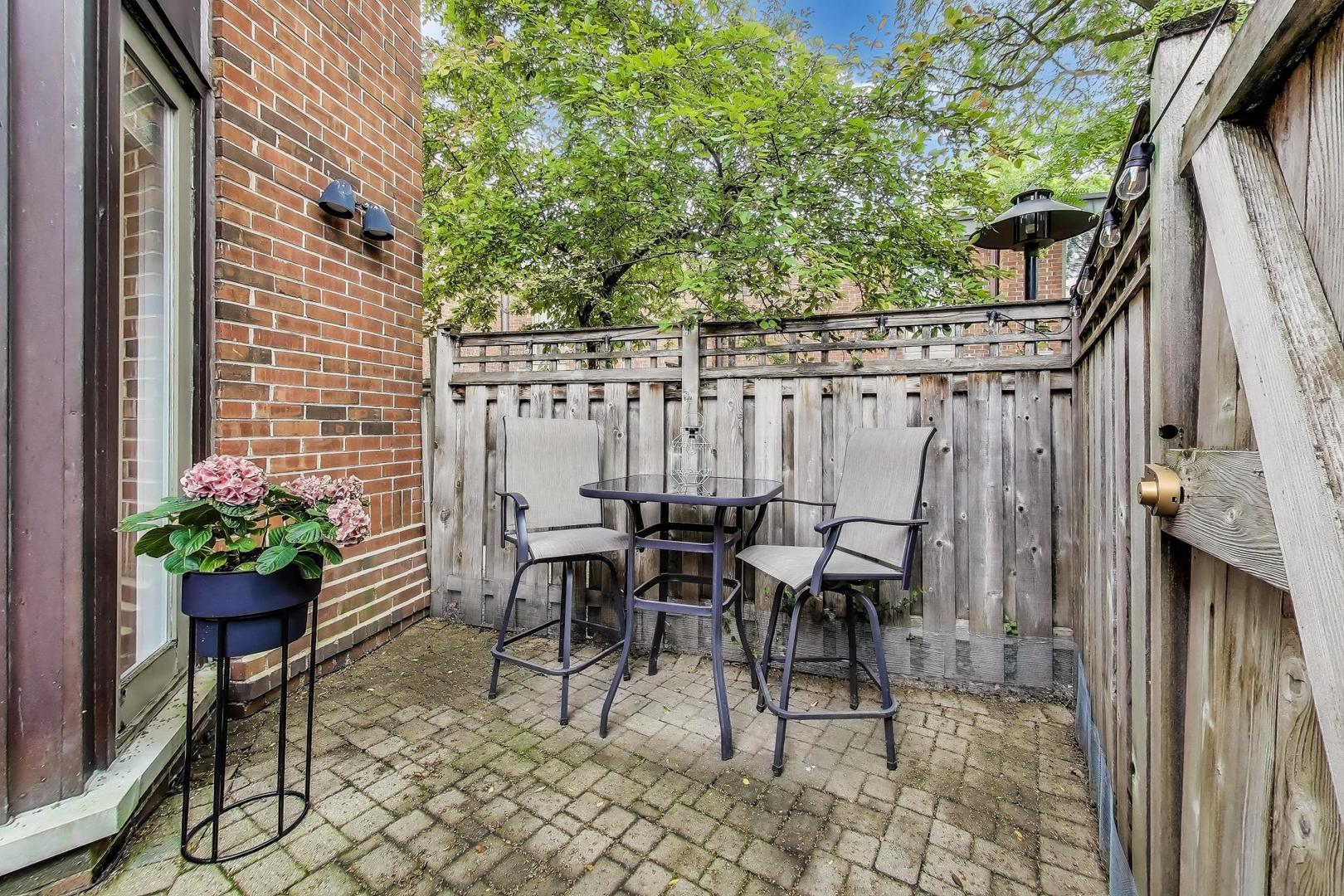 2067 N Larrabee Street