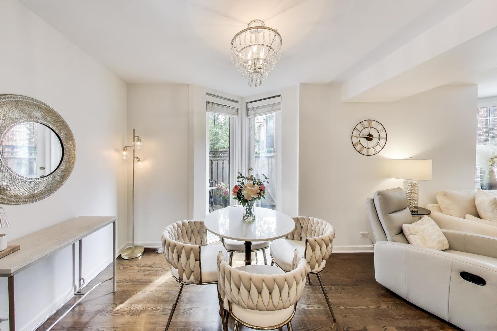 2067 N Larrabee Street