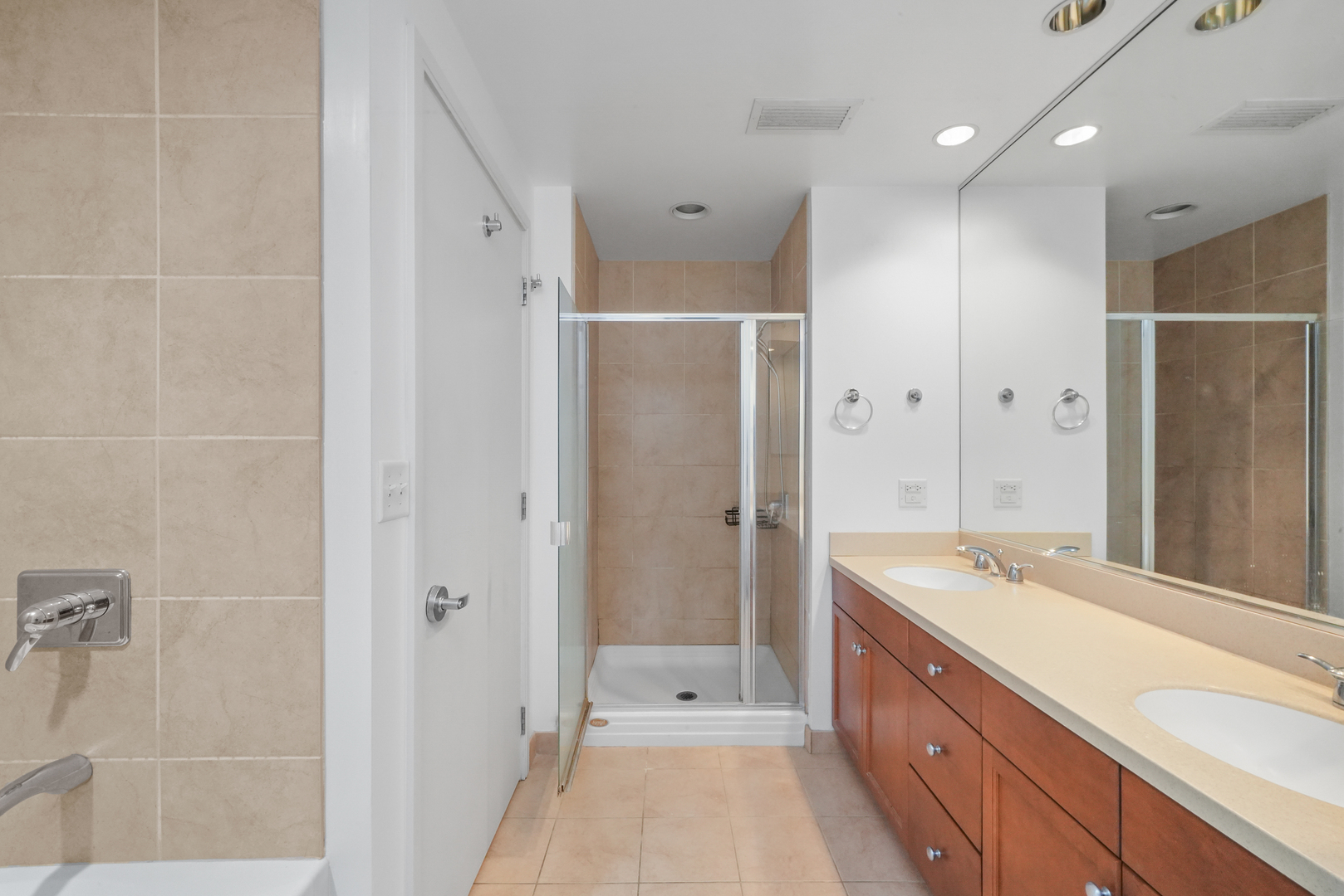 130 N Garland Court Unit: 2206