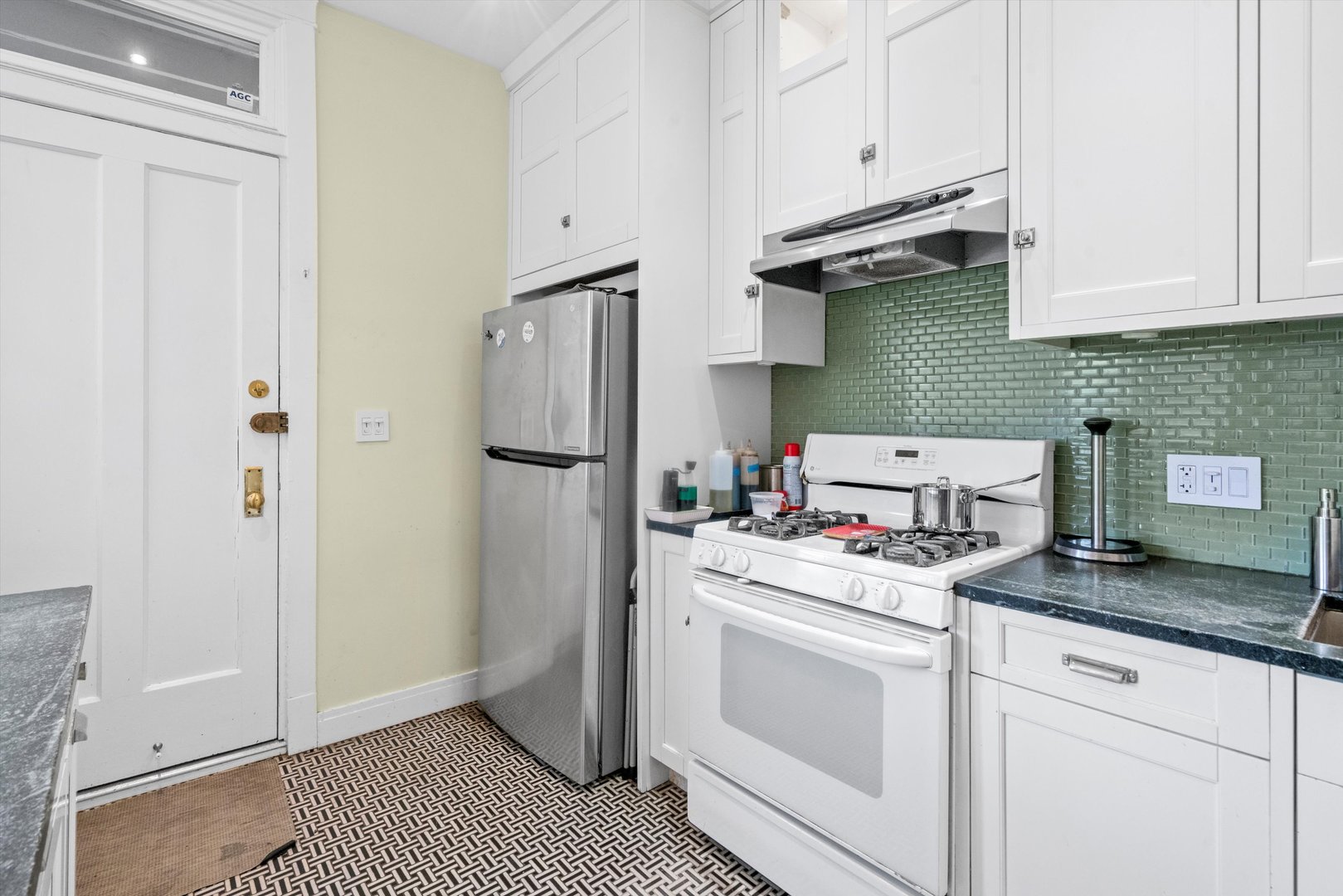 629 W BUCKINGHAM Place Unit: 3E
