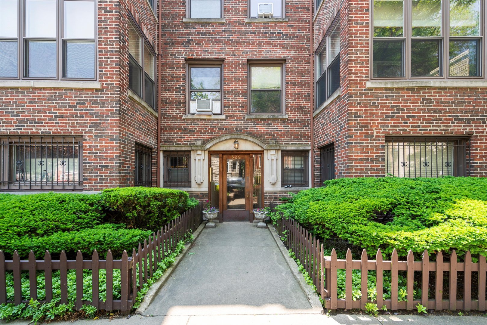 629 W BUCKINGHAM Place Unit: 3E